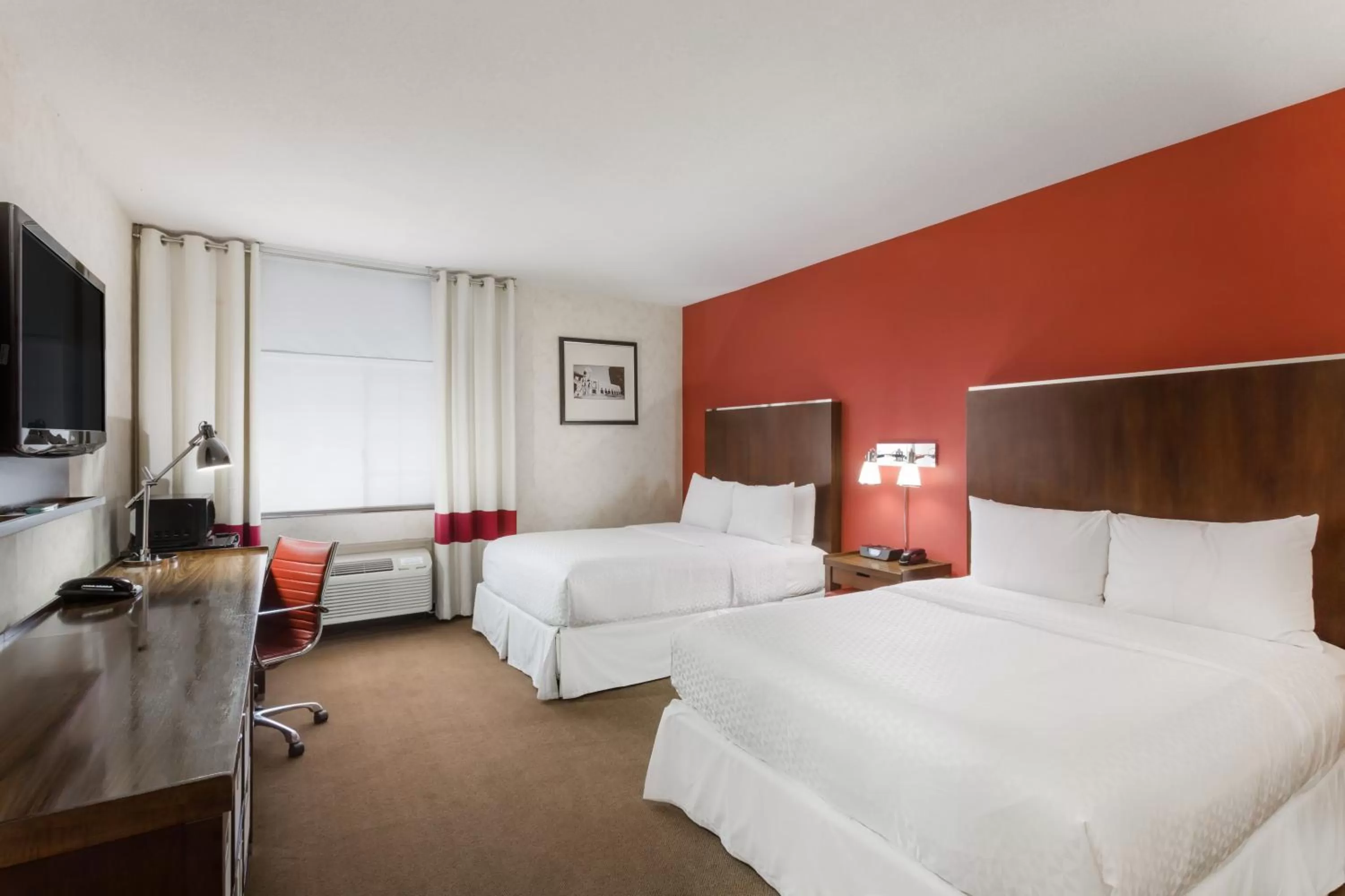 Photo of the whole room, Bed in La Hacienda San Jose Silicon Valley