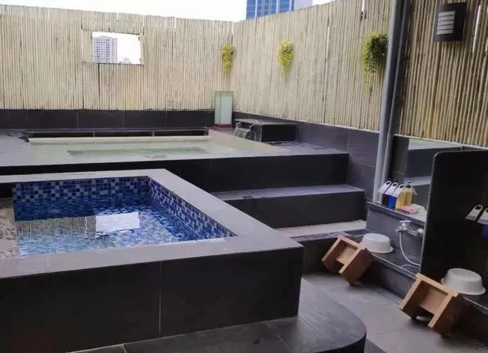 Hot Tub in Royal Hotel