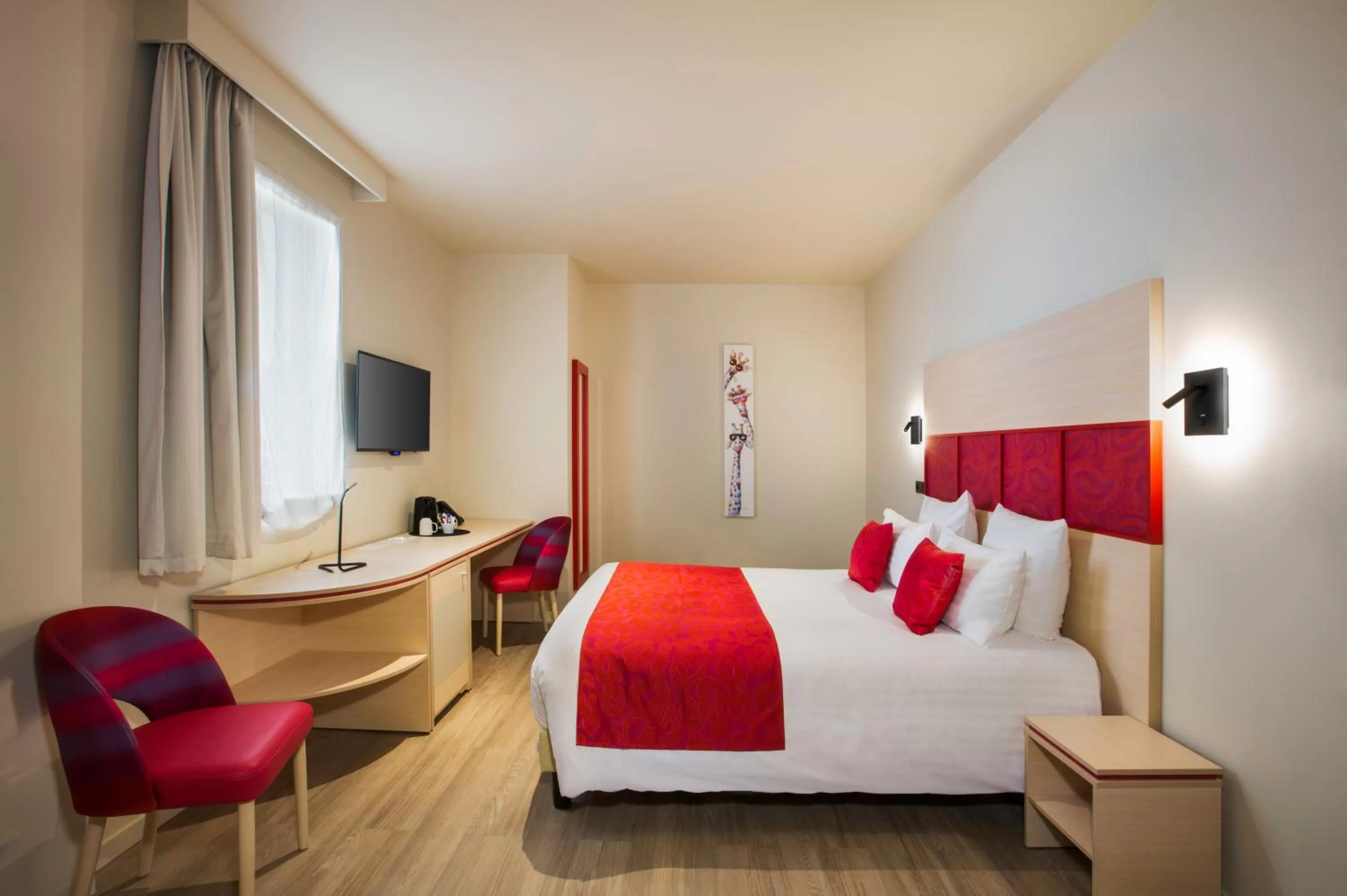 Photo of the whole room, Bed in Best Western Plus Hôtel Escapade Senlis