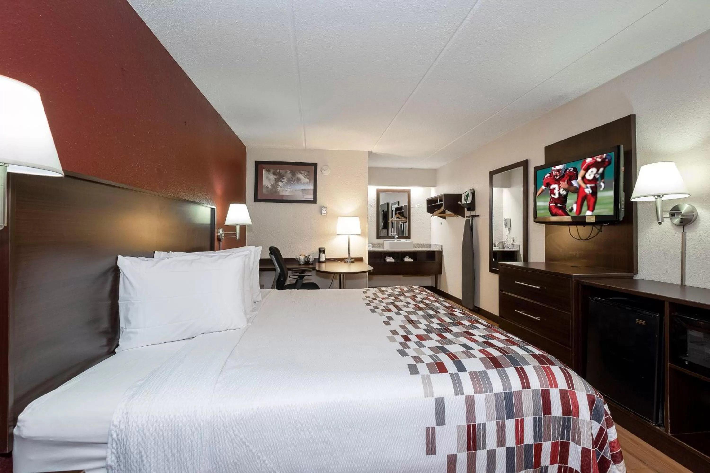 Photo of the whole room, Bed in Red Roof Inn Atlanta - Smyrna/Ballpark