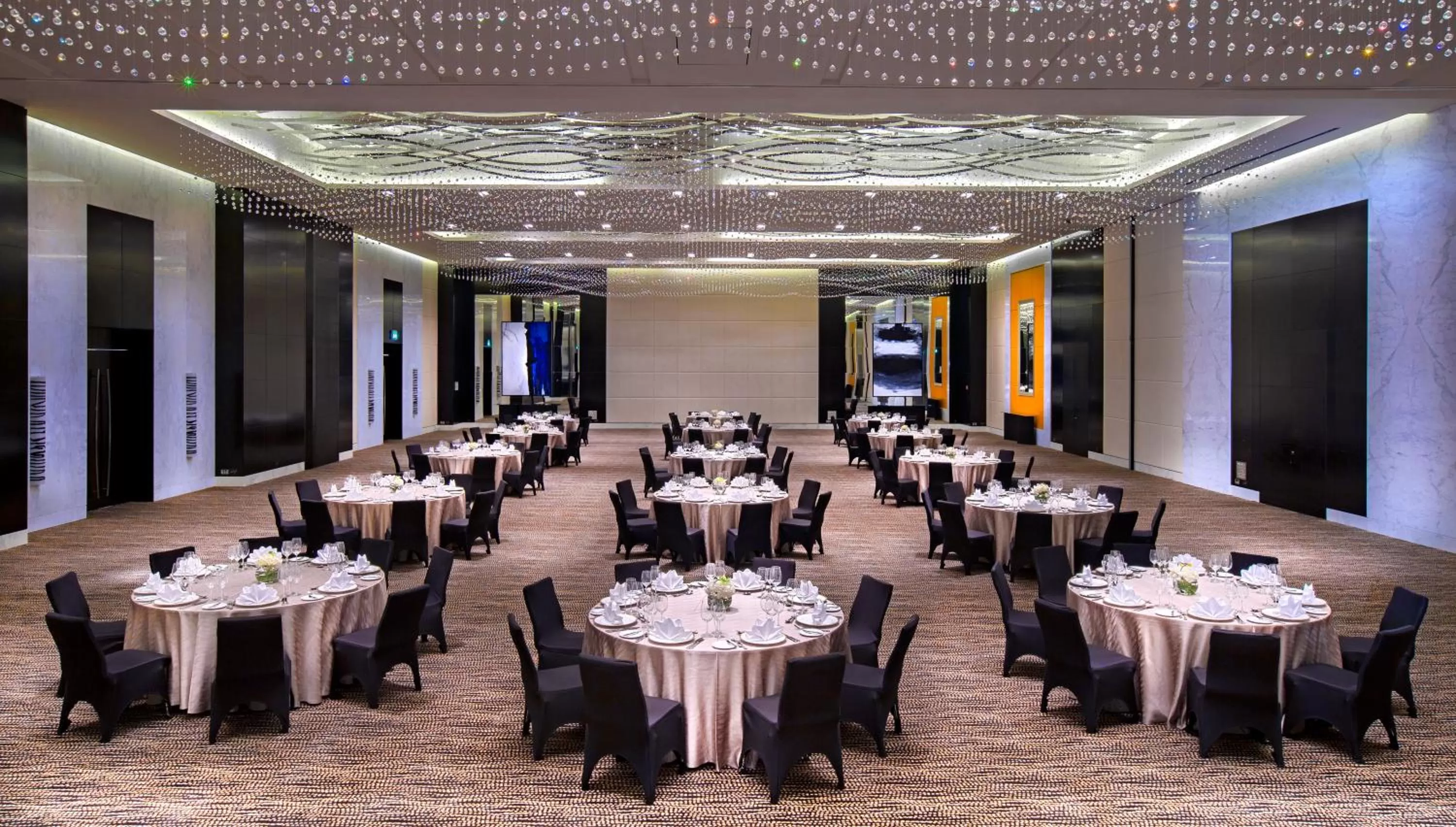 Restaurant/places to eat in Sofitel Abu Dhabi Corniche