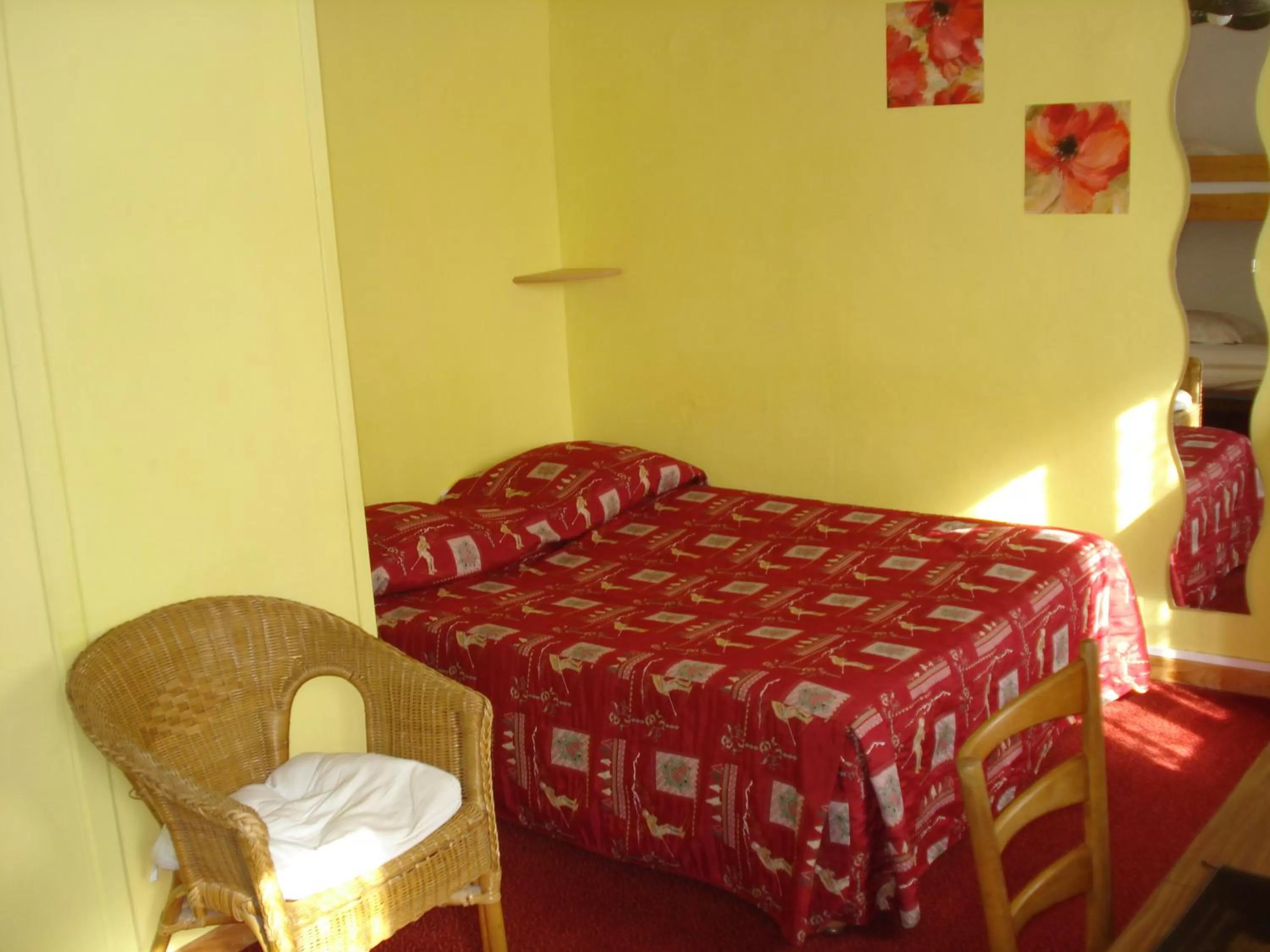 Bed in Hôtel du Centre