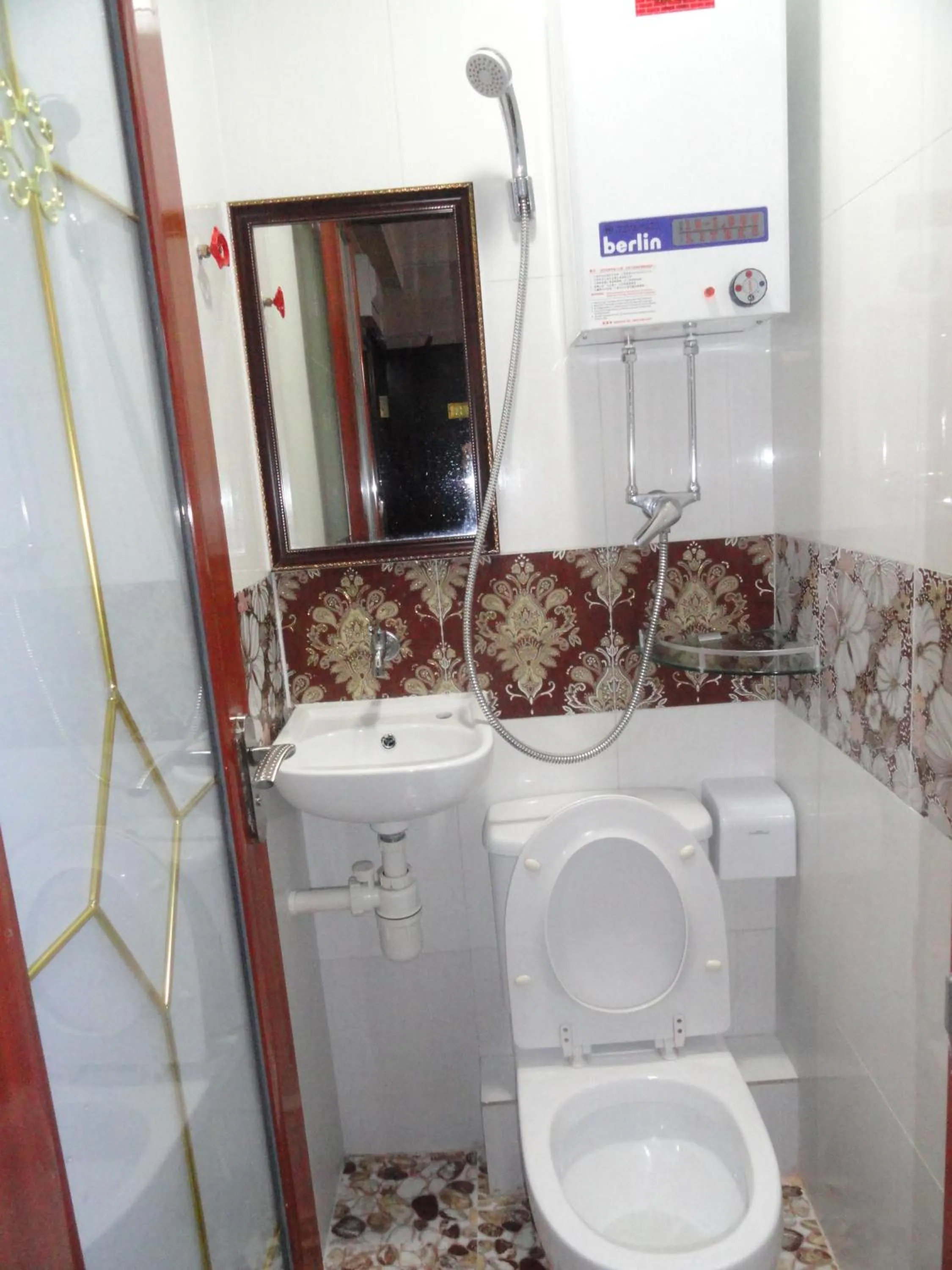 Shower in Paris Guest House DHILLON HOTEL HK LTD 24 HOUR RECEPTION BLOCK D E 10F