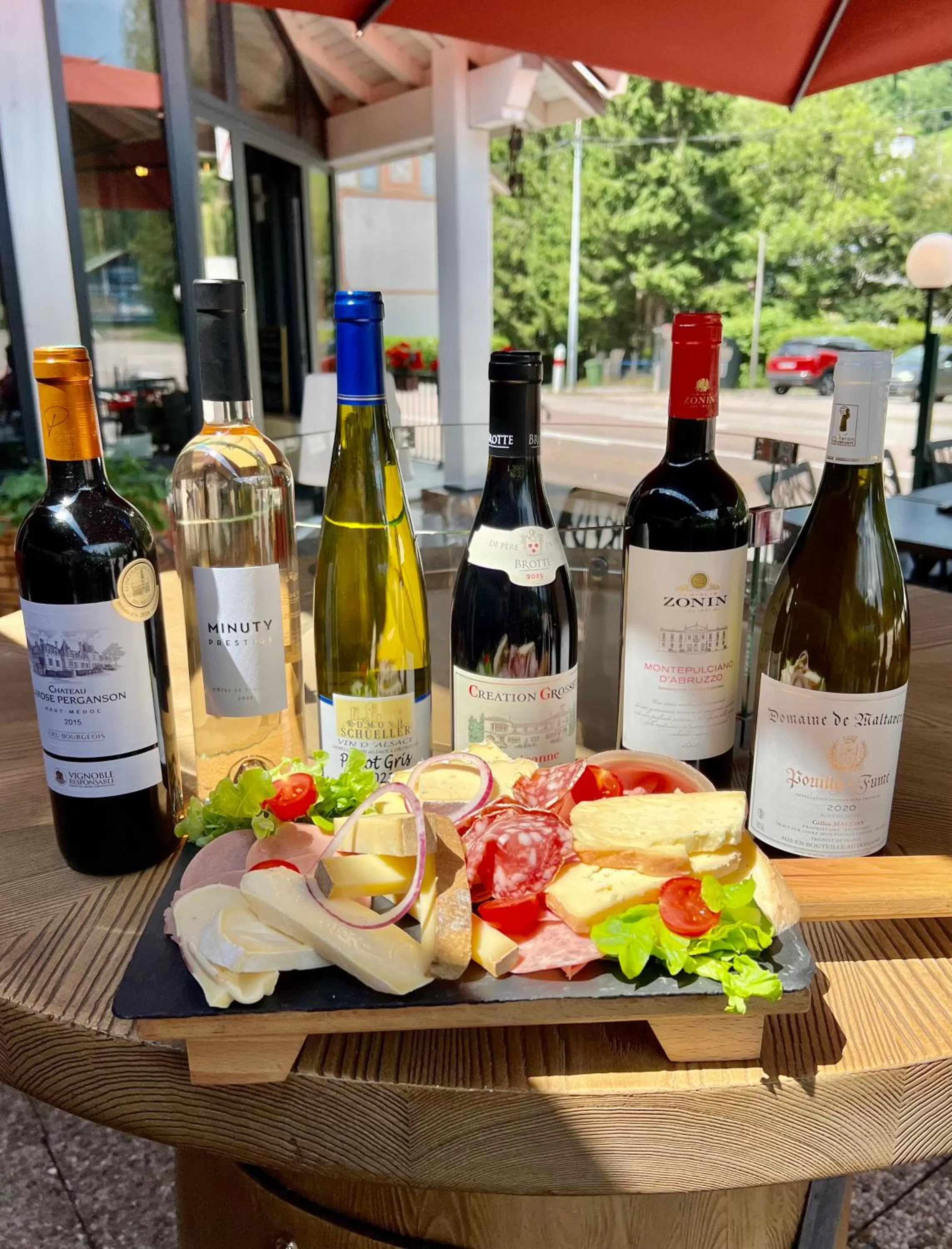 Lounge or bar in LOGIS HÔTEL, CHALETS et RESTAURANT LES CHATELMINÉS