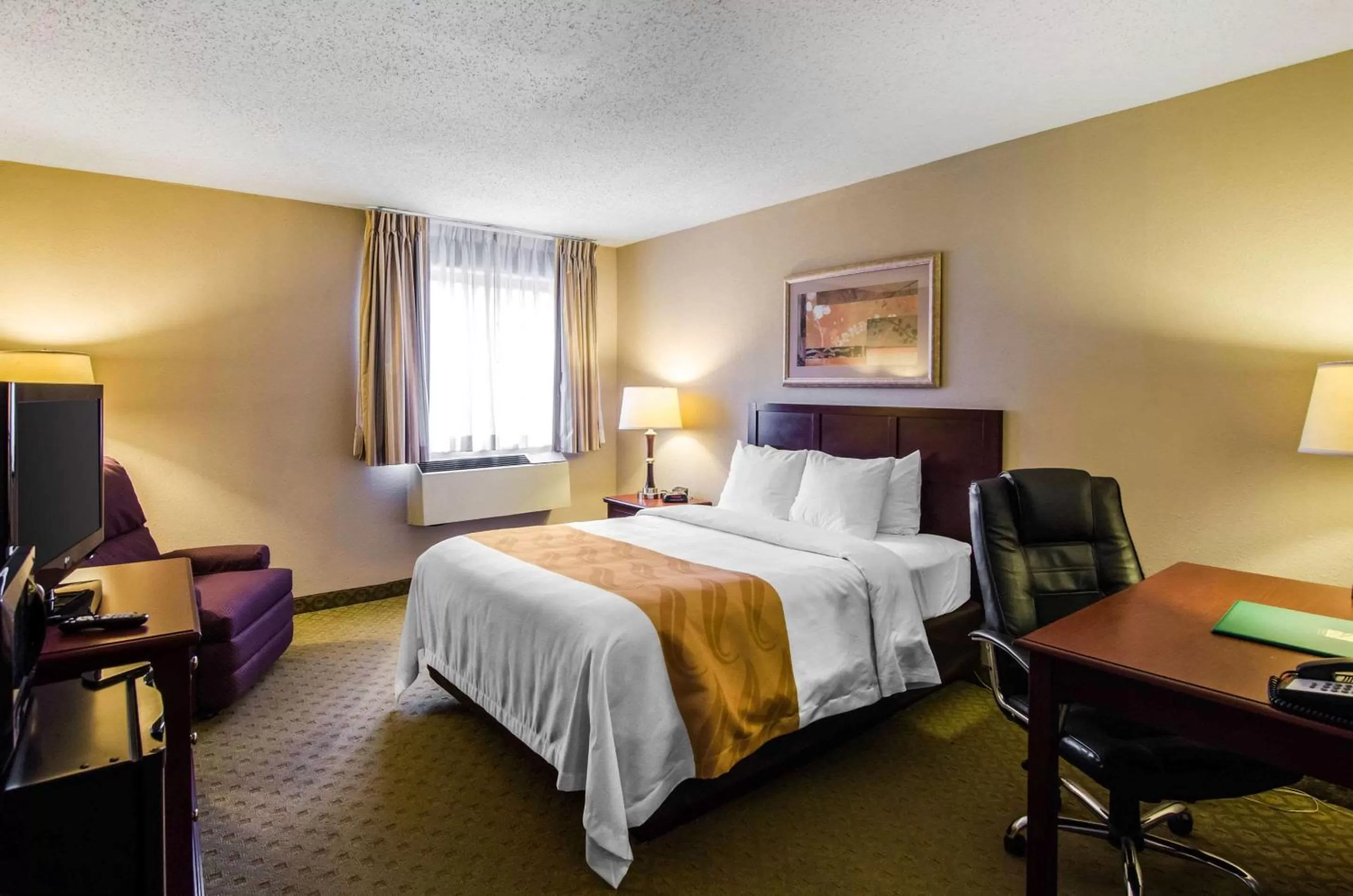 Photo of the whole room, Bed in Quality Inn Summersville - New River Area