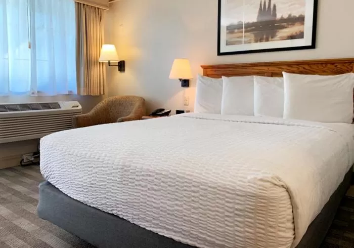 Bed in Coachman Inn Oak Harbor