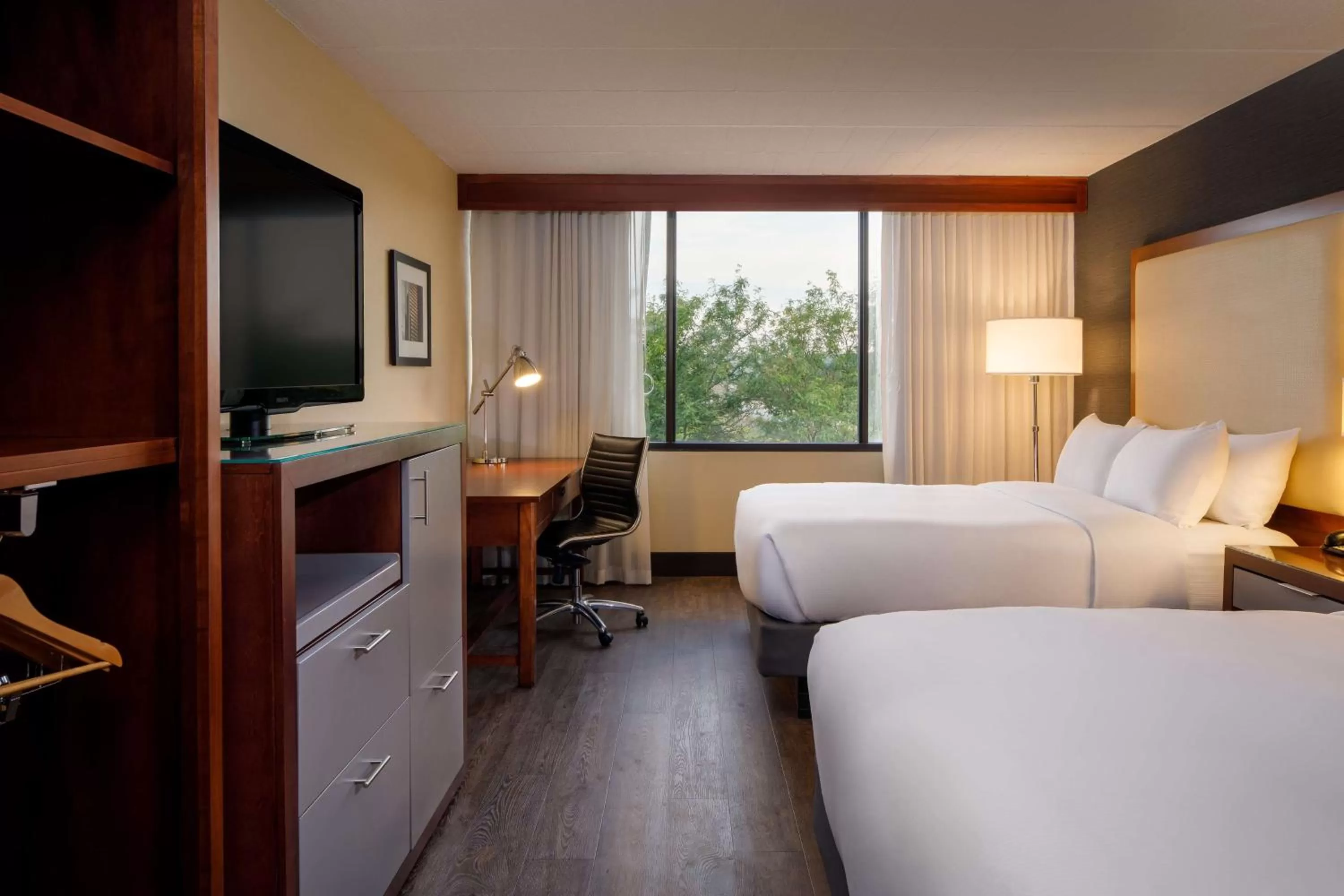 Bedroom, Bed in DoubleTree by Hilton Pittsburgh - Cranberry