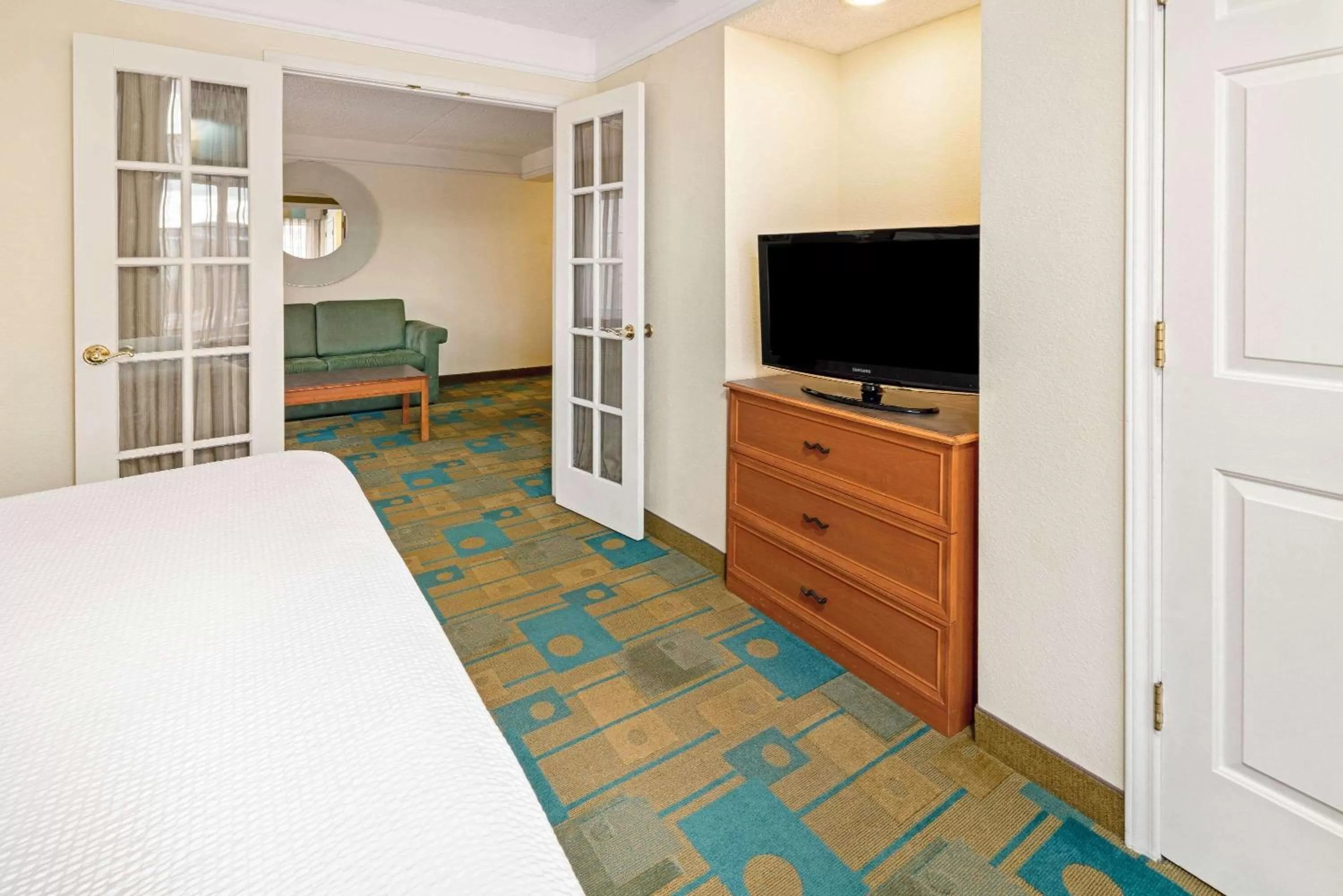 Photo of the whole room, Bed in La Quinta by Wyndham Salt Lake City Airport