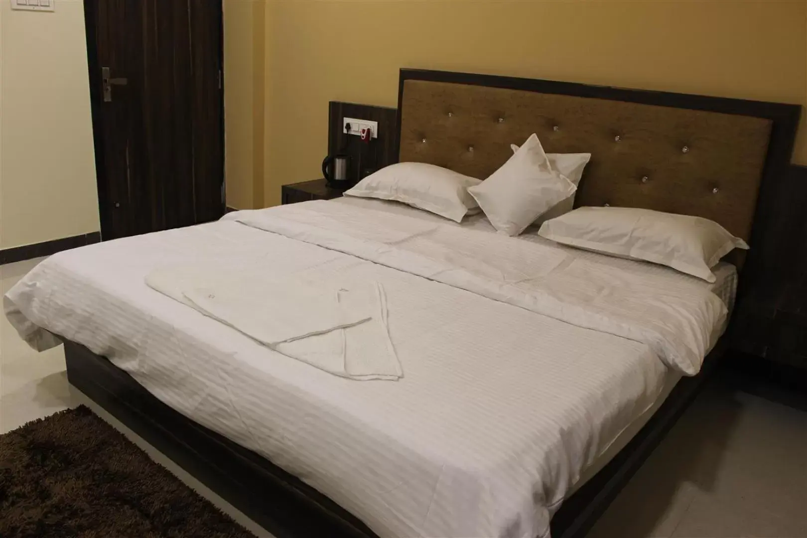 Deluxe Double Room with Balcony in Hotel Shri Sharanam Deluxe Double Room with Balcony in Hotel Shri Sharanam