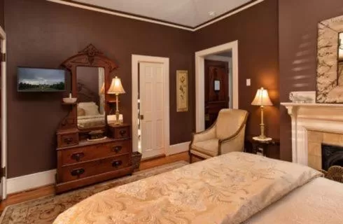 Bed in Black Walnut B&B Inn