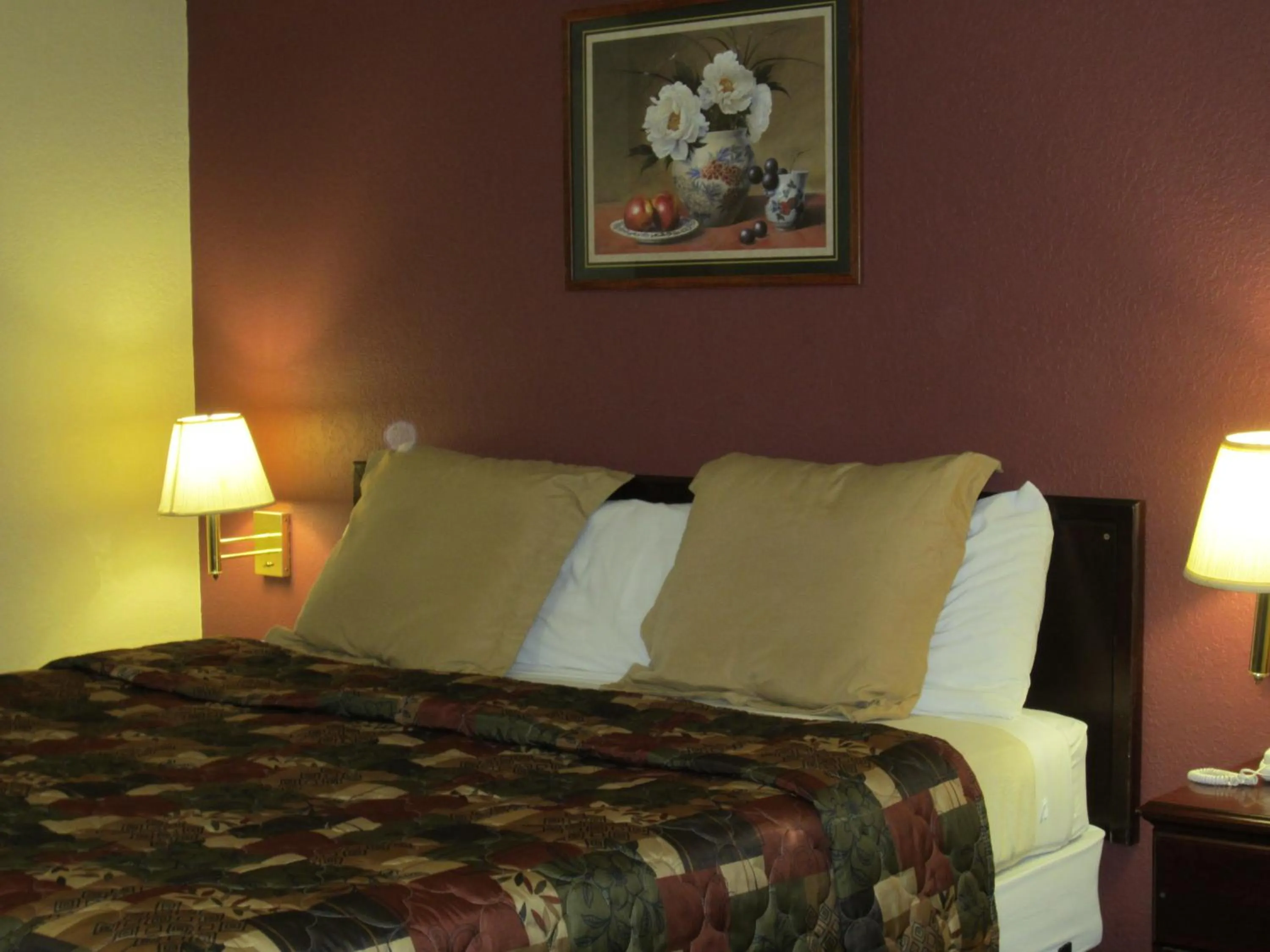 Bedroom, Bed in First Western Inn - Fairmont City