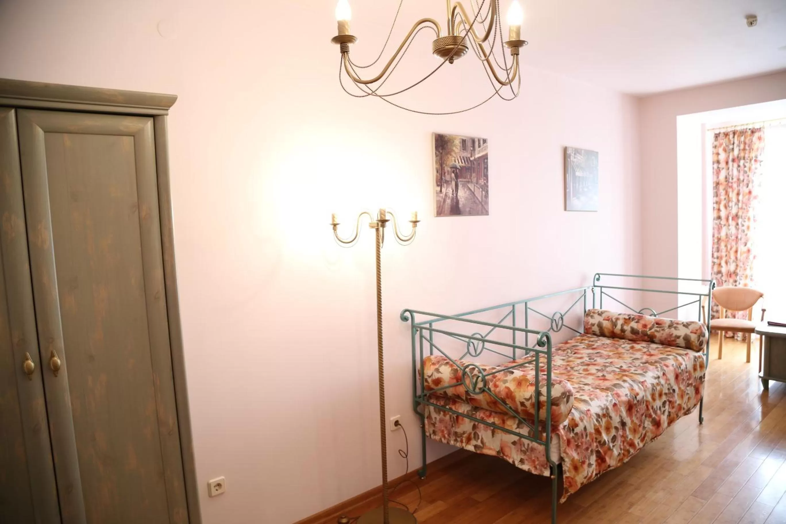 Photo of the whole room, Bed in Oscar