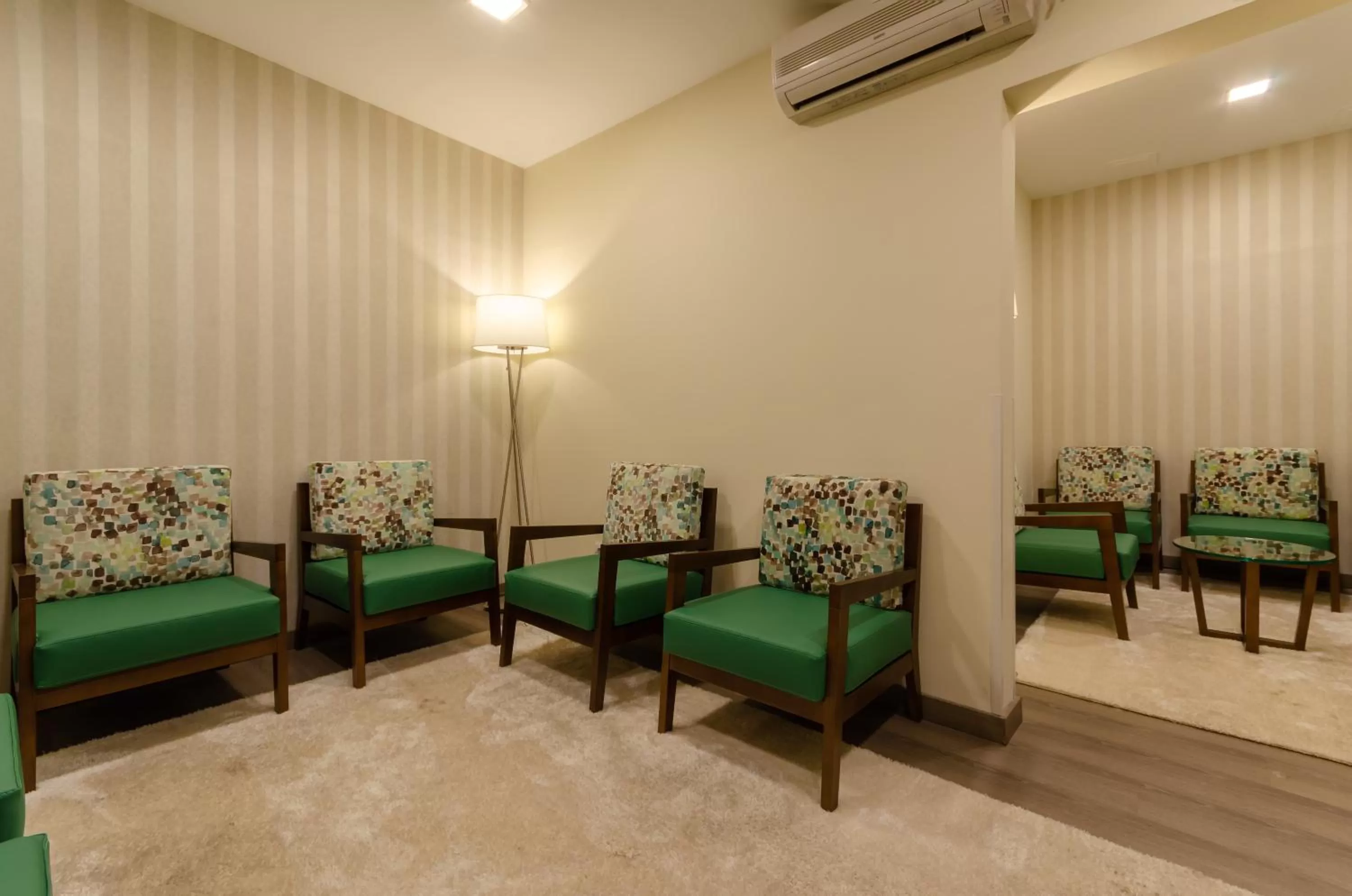 Communal lounge/ TV room in Hotel INN Rossio