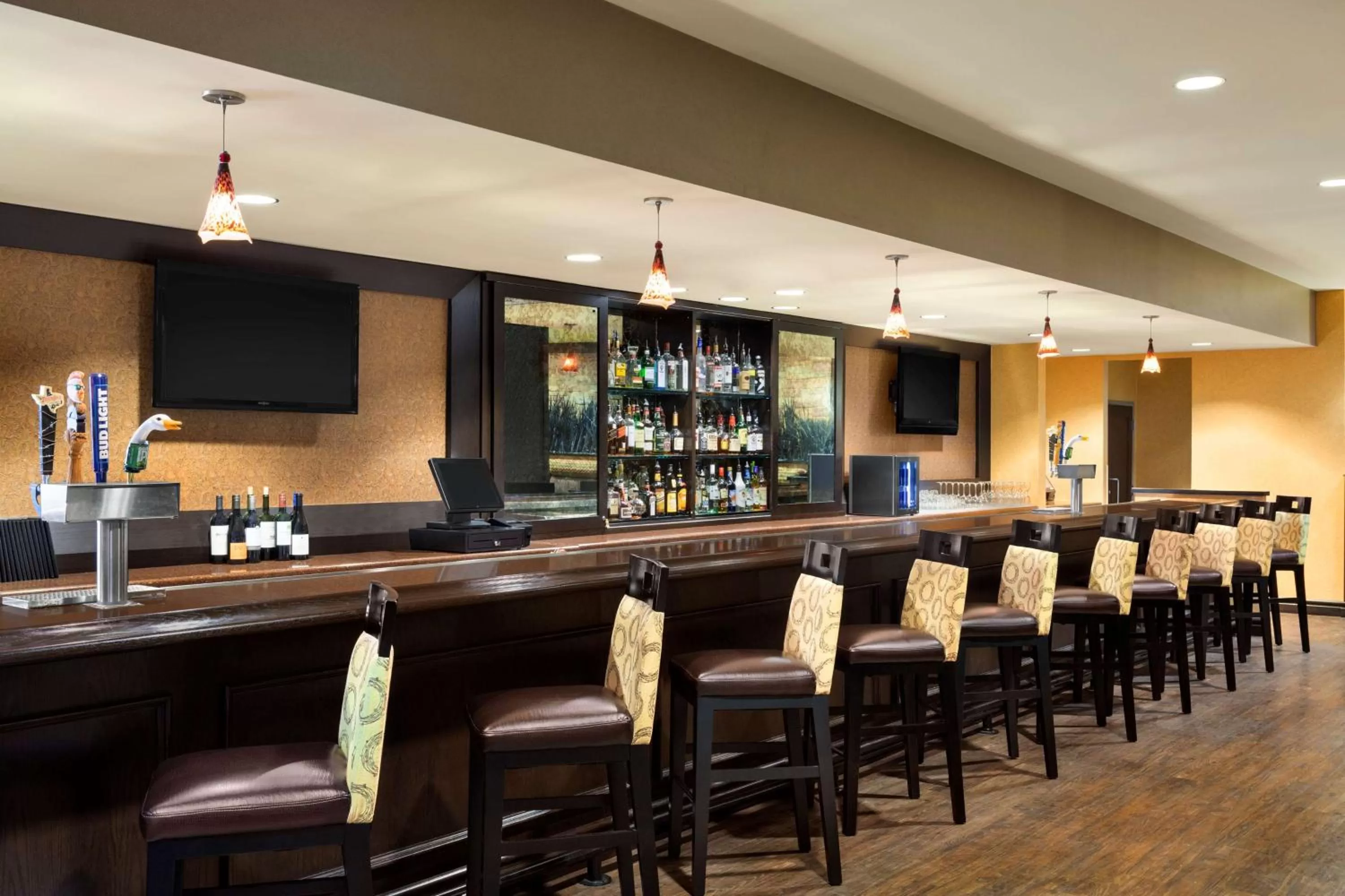 Lounge or bar in DoubleTree by Hilton DFW Airport North