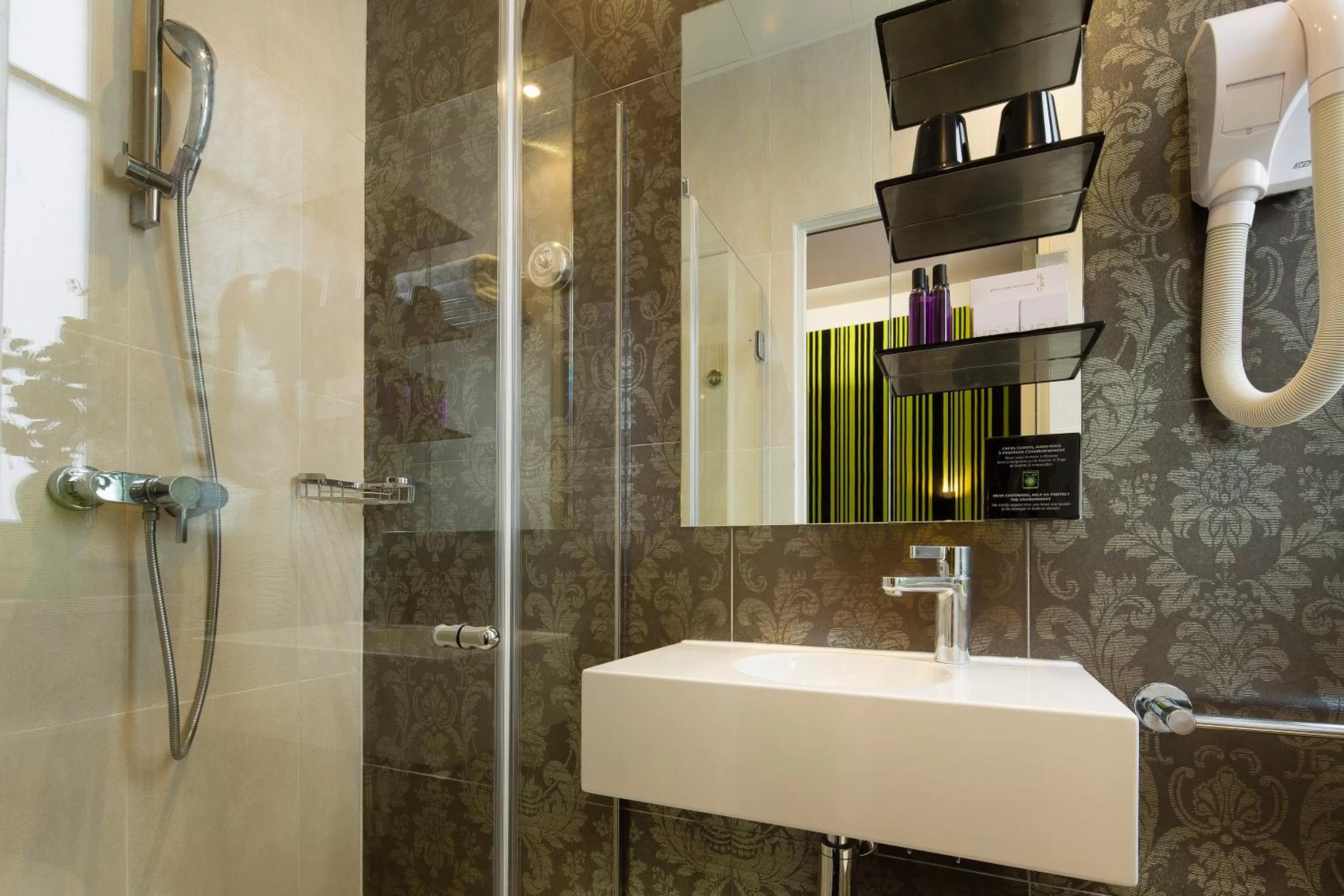 Shower in Hotel Design Sorbonne