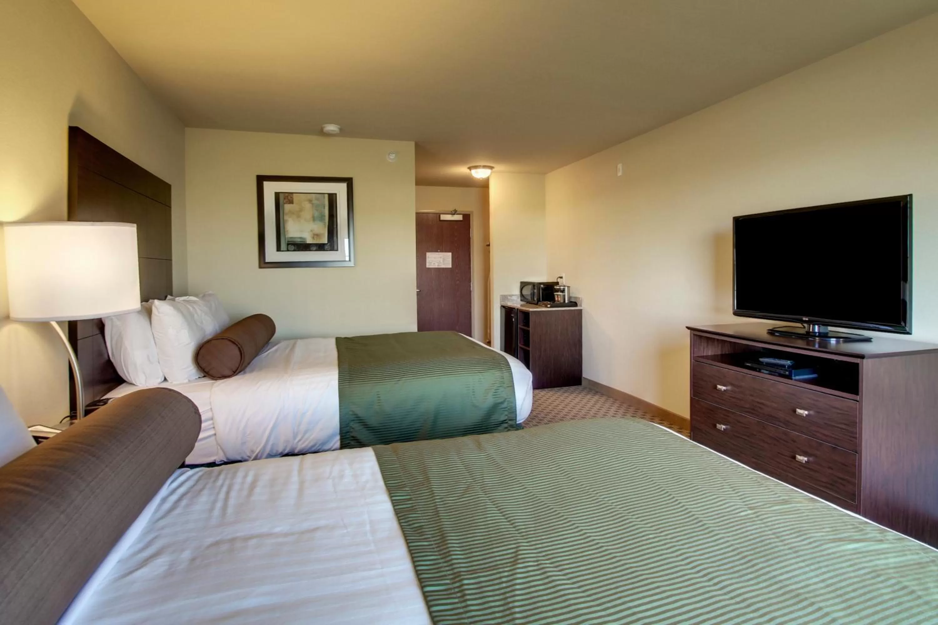TV and multimedia, Bed in Cobblestone Inn & Suites - Brillion