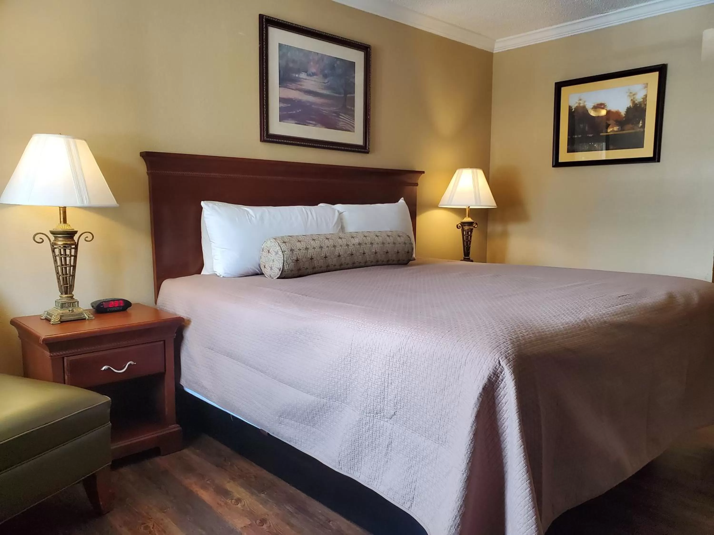 Bed in Colonial House Motel