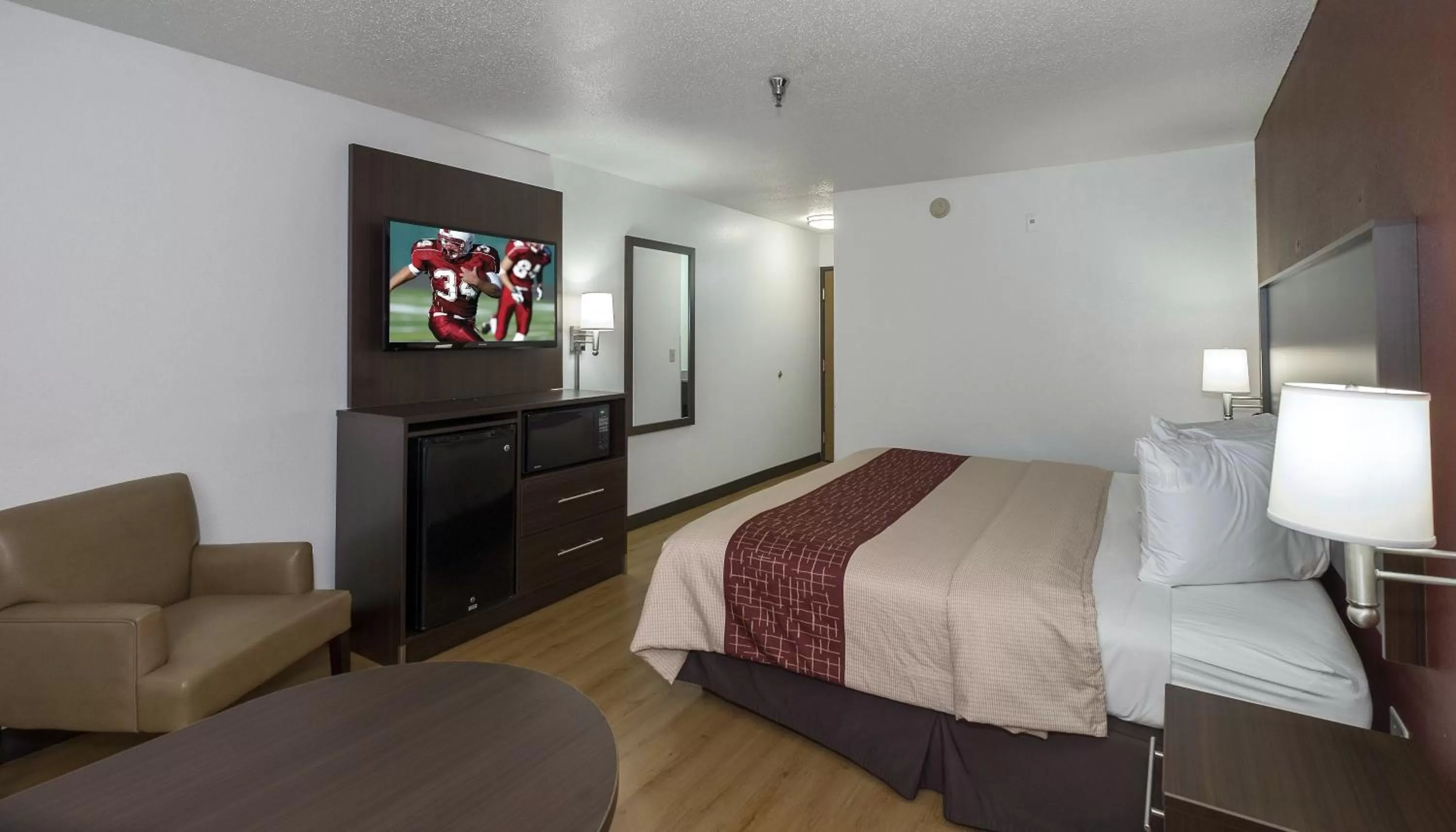 Bedroom, Bed in Red Roof Inn Columbus - Hebron