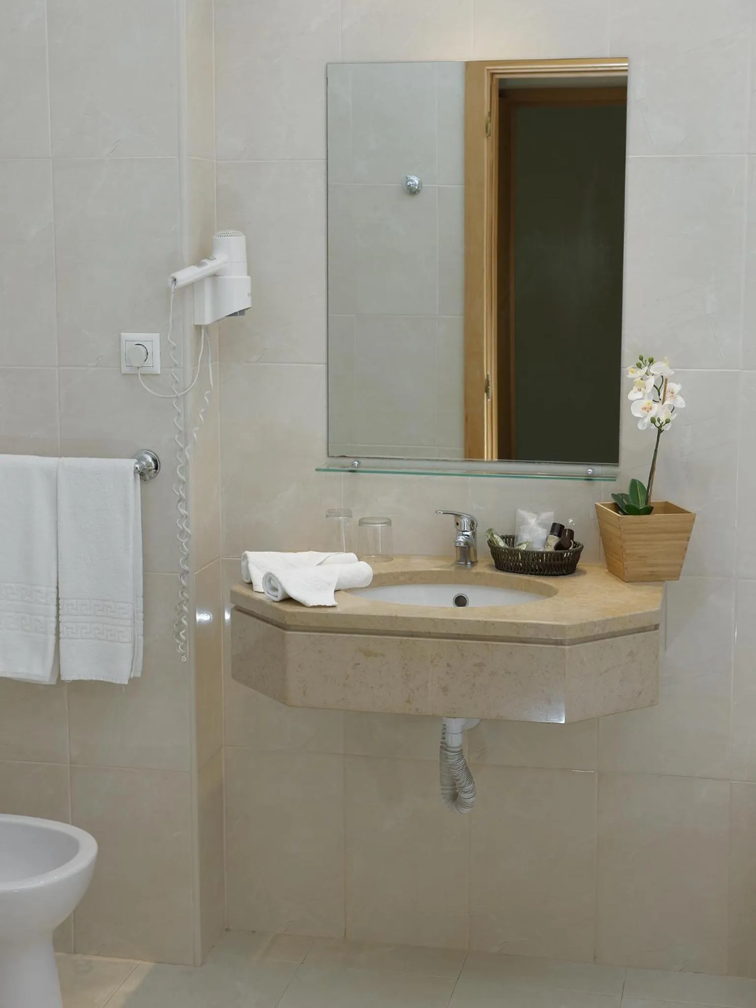 Toilet in Cova da Iria Hotel