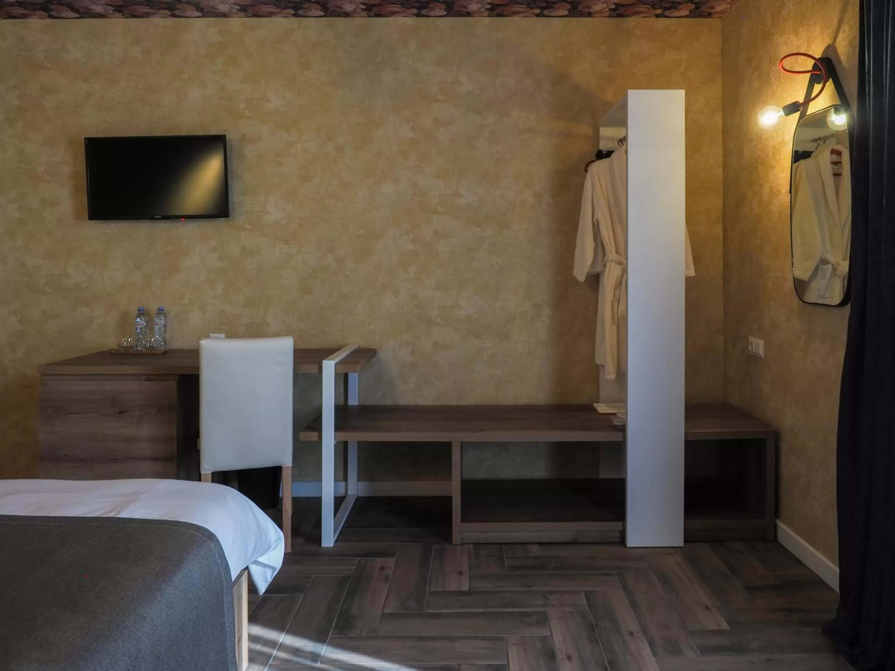 Bed, TV/Entertainment Center in Hotel BaniHills Tbilisi