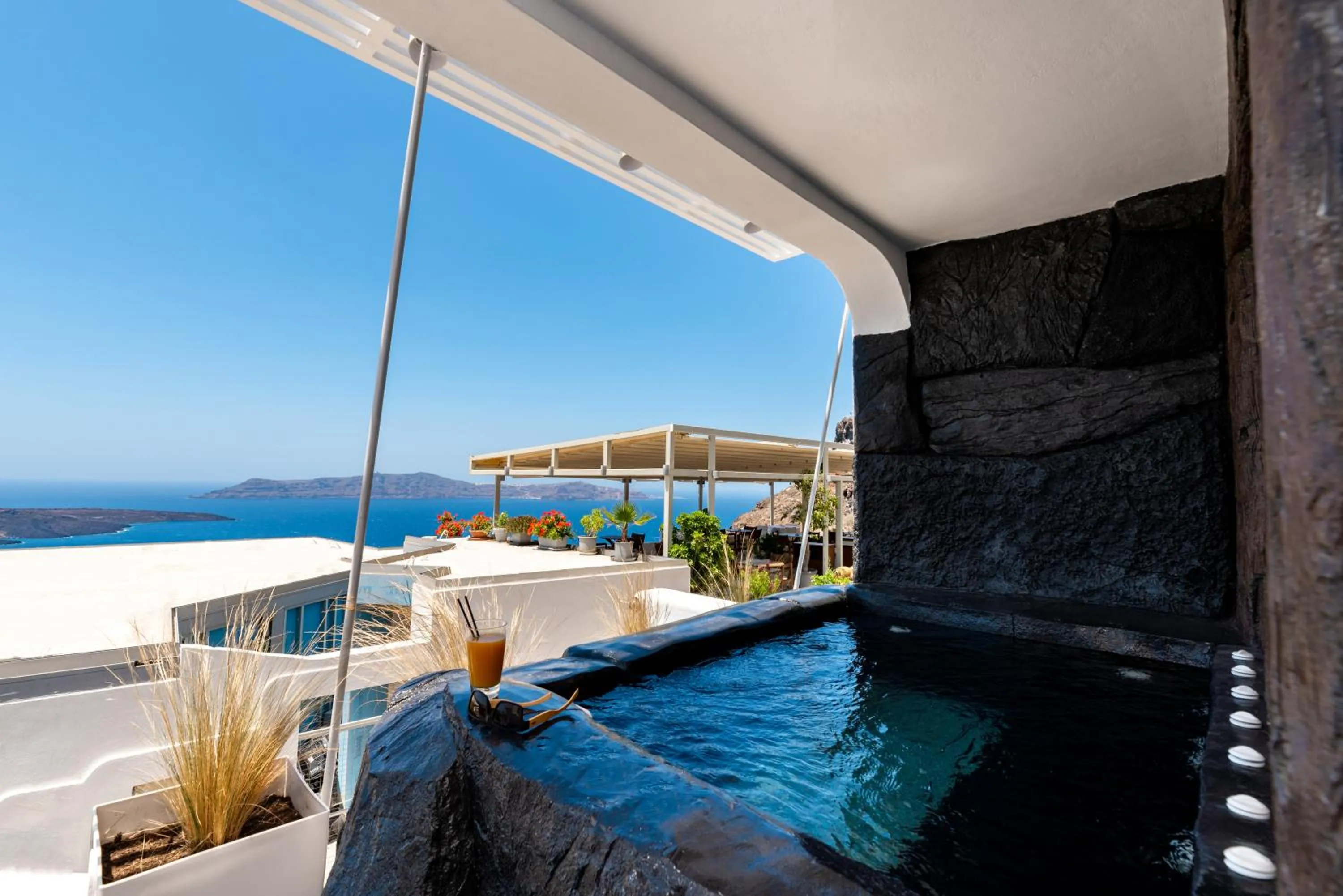 Hot Tub in Daydream Luxury Suites