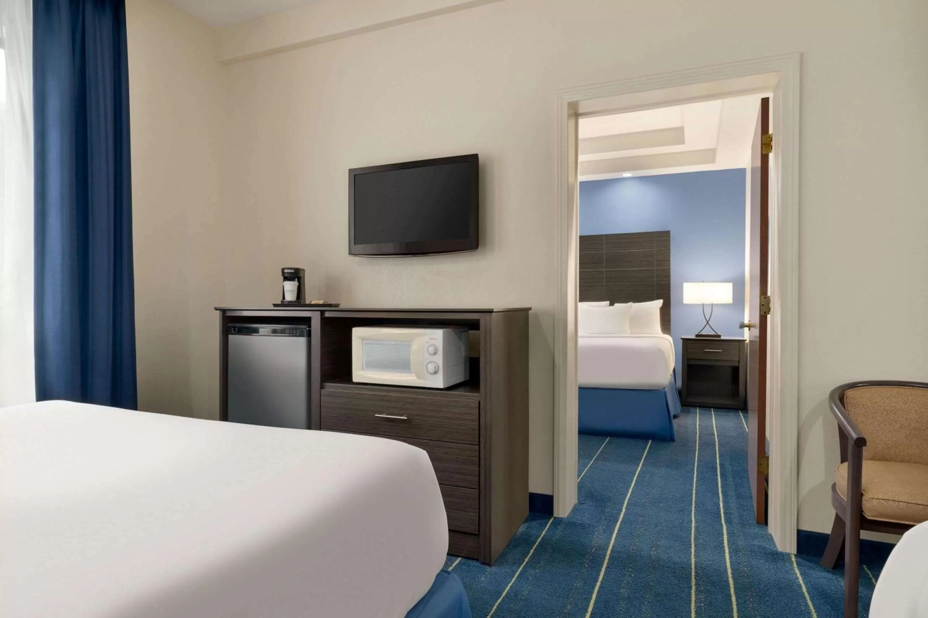 Photo of the whole room, Bed in Days Inn by Wyndham Tamworth