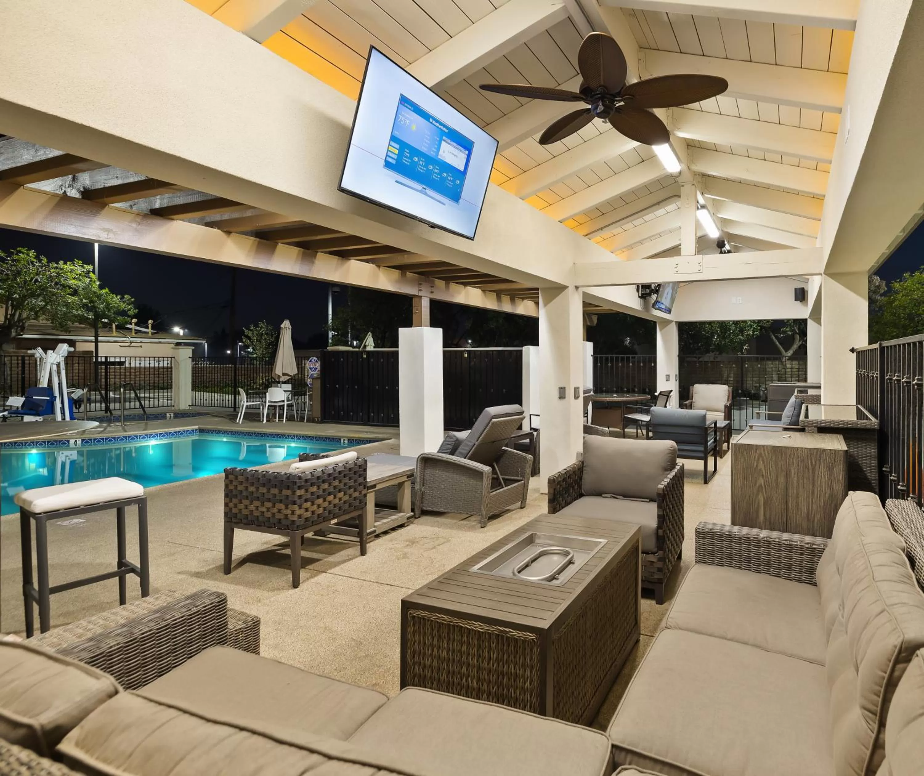 Swimming pool in Hotel Huntington