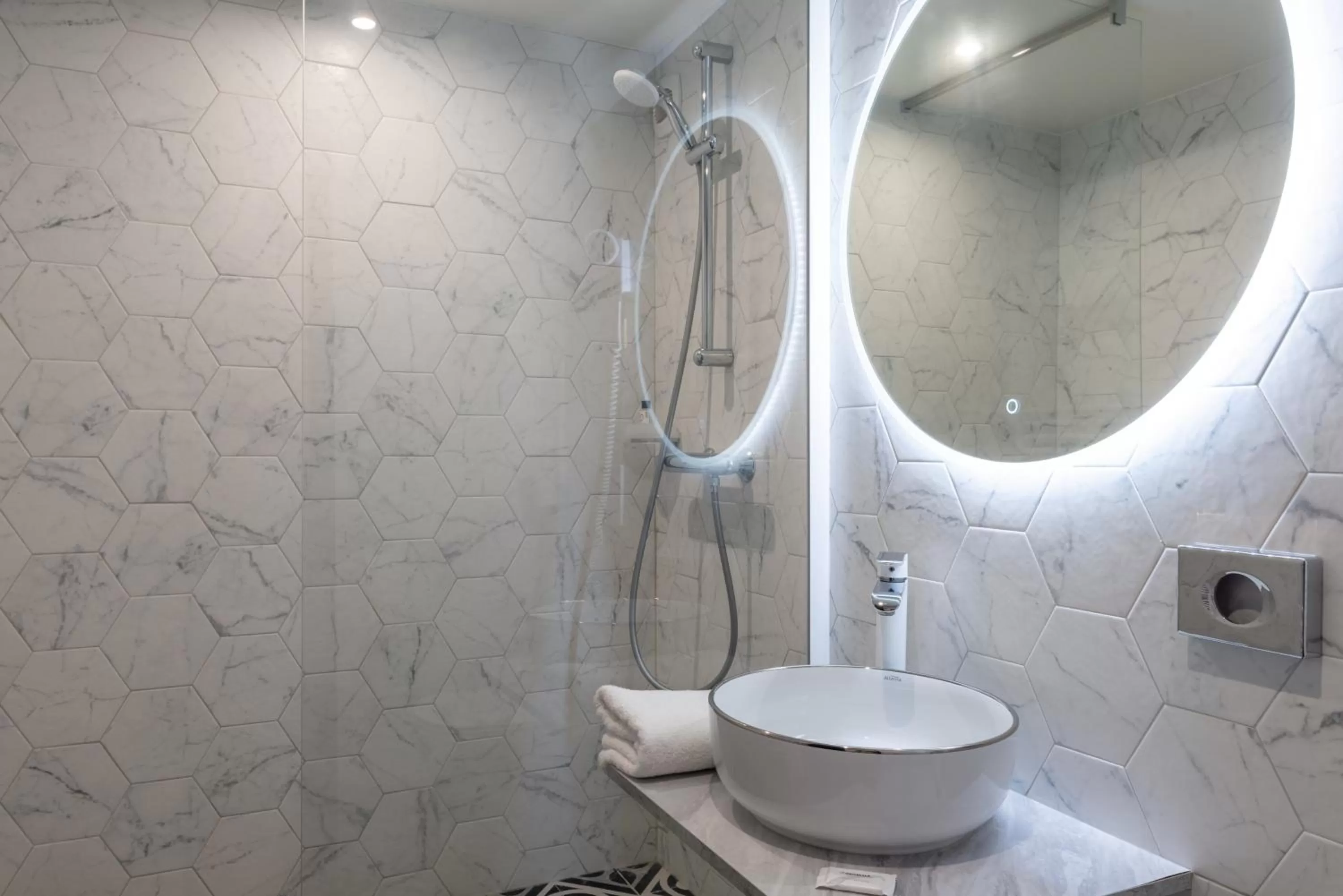 Shower in The Originals City, Hôtel Rennes Sud