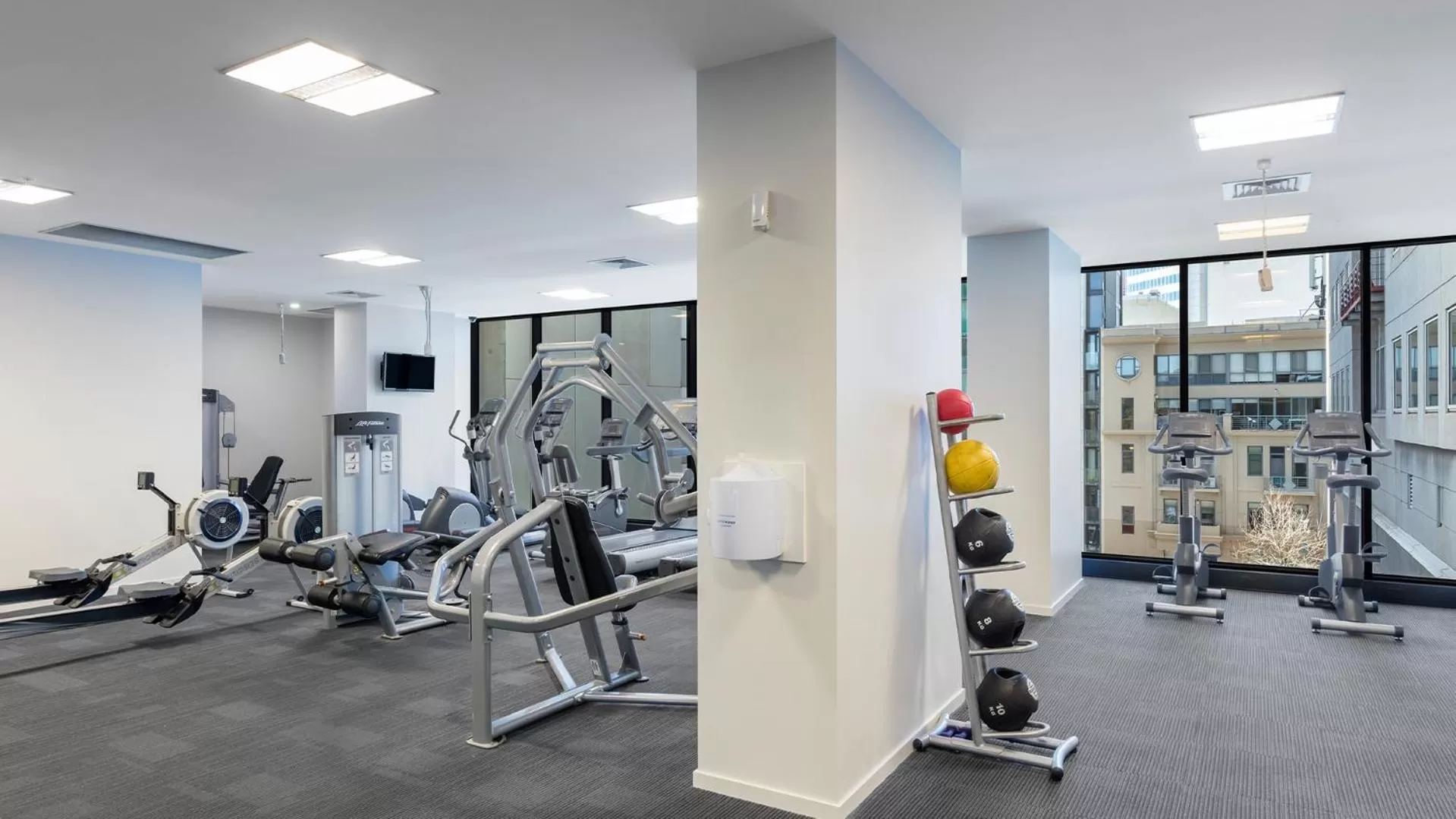 Fitness centre/facilities in Oaks Melbourne on William Suites