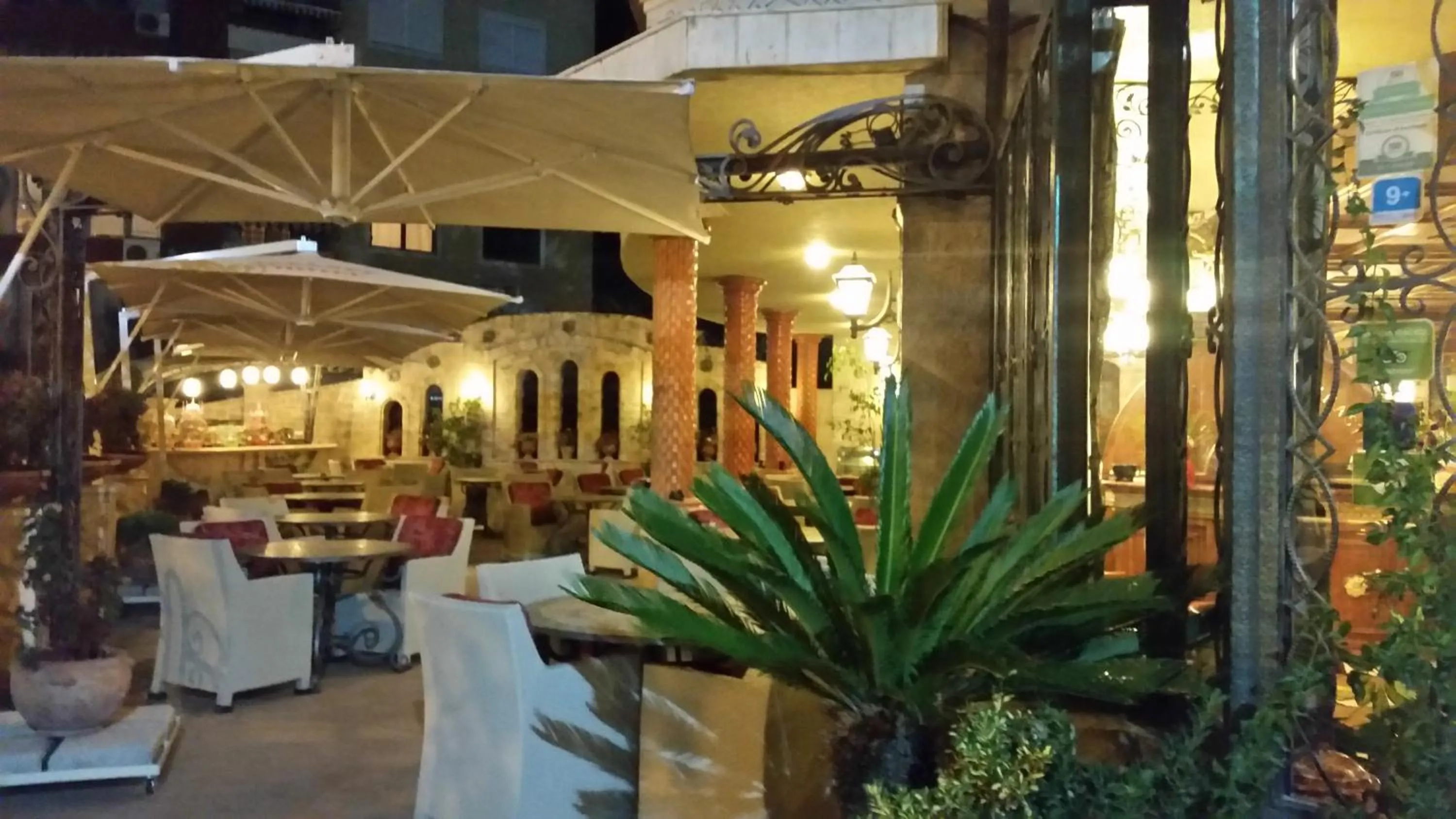 Restaurant/places to eat in Dinasty Hotel