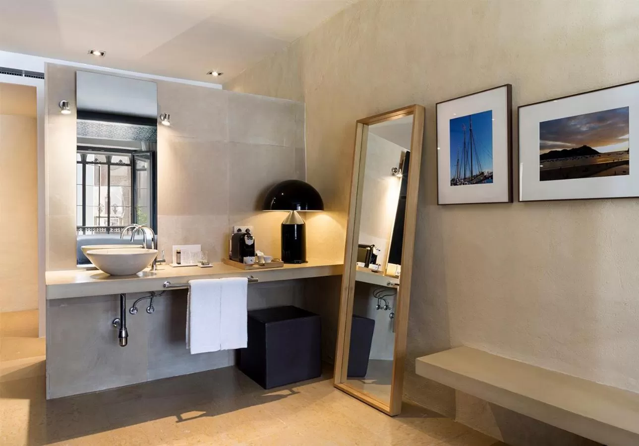 Bathroom in EME Catedral Mercer Hotel