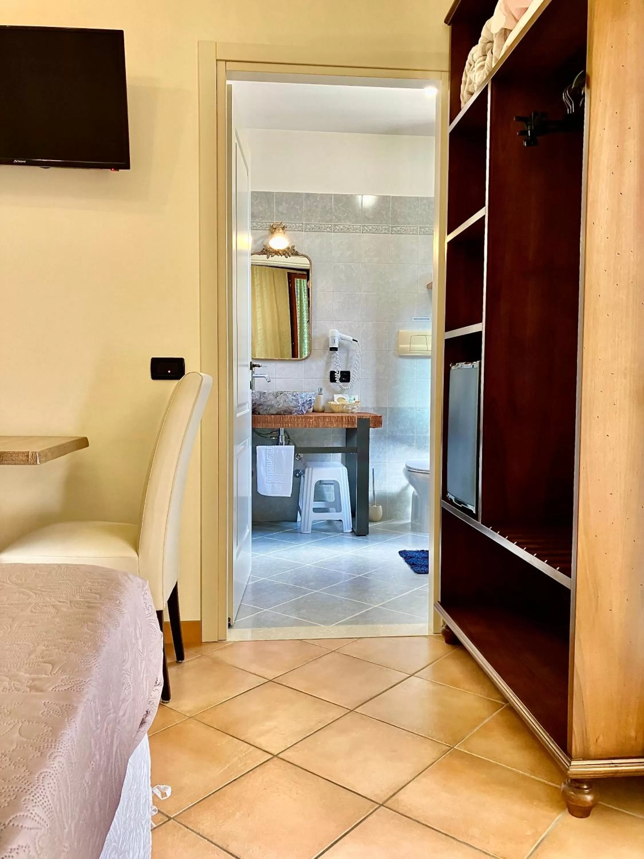 Toilet, Bed in B&B Desenzano Paradise