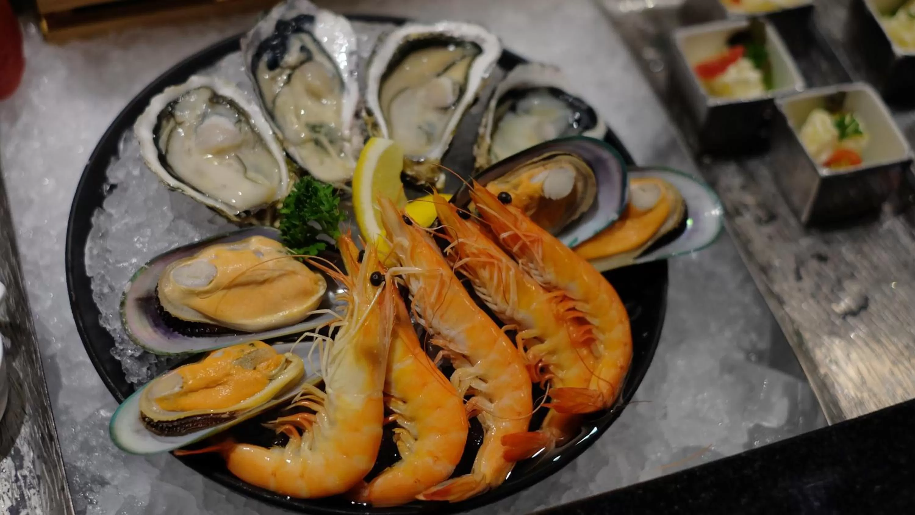 Restaurant/places to eat in Holiday Inn Bangkok Sukhumvit by IHG