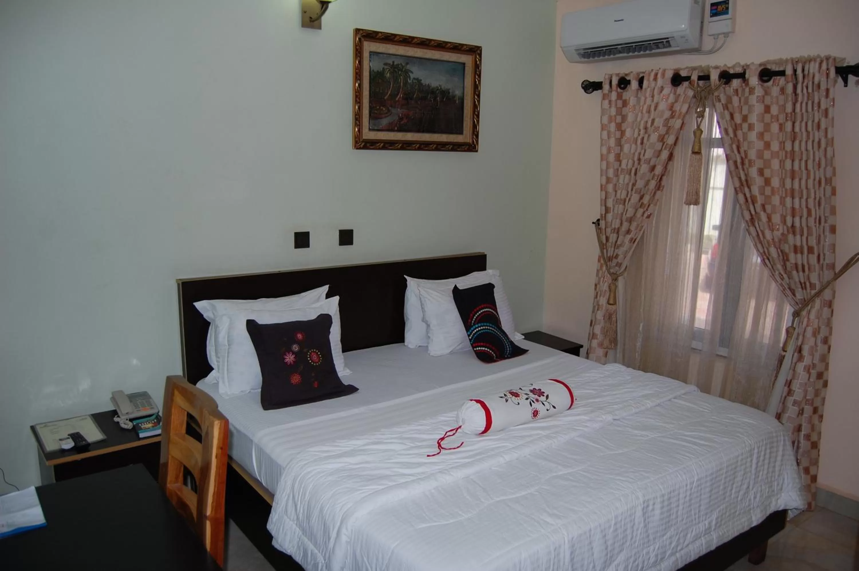 Bed in Nue-Crest Hotels & Suites