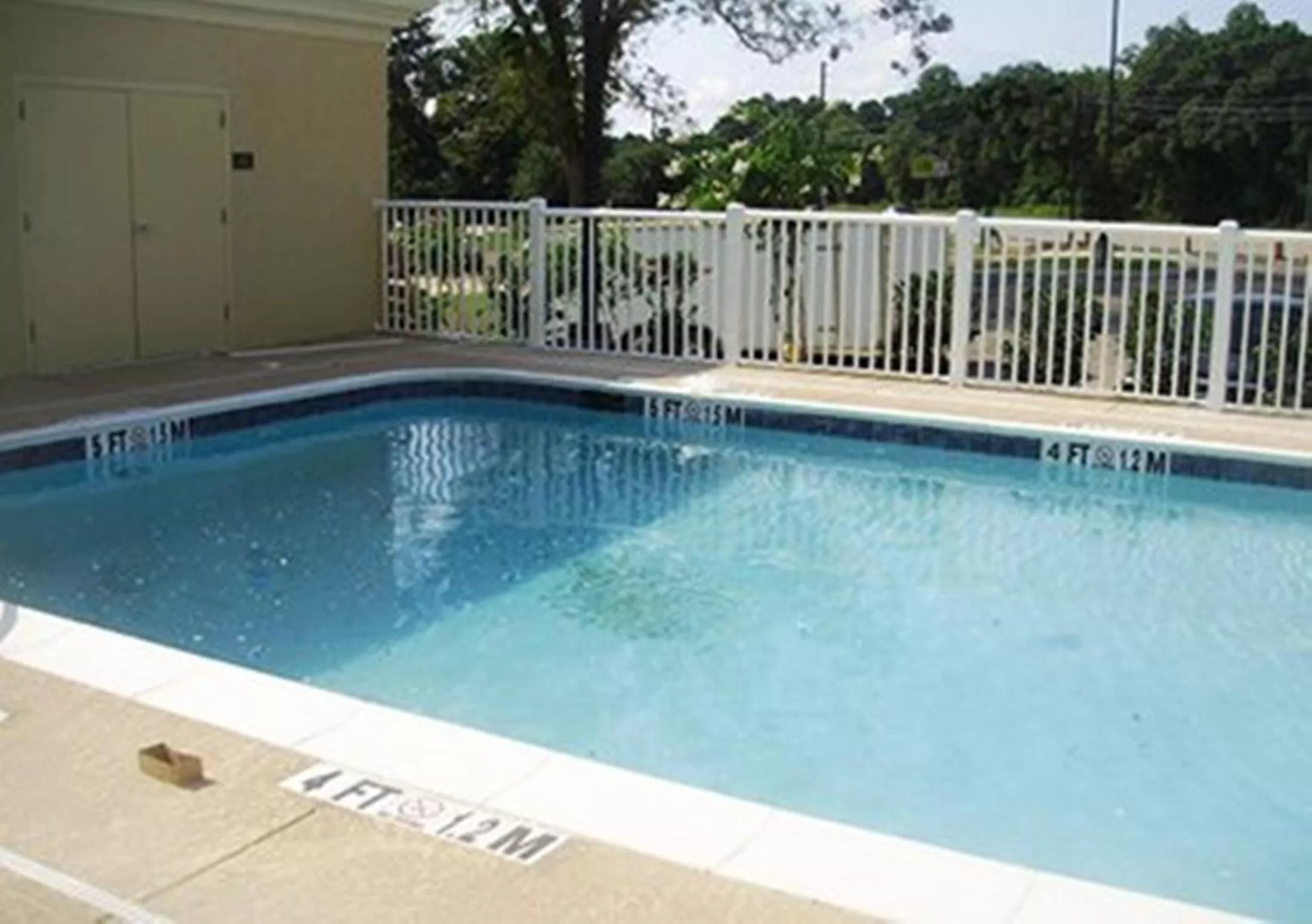 Swimming pool in Comfort Inn & Suites Dothan East