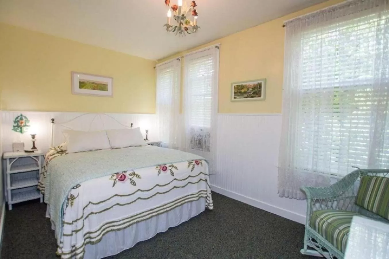 Bed in Terrace Inn and 1911 Restaurant