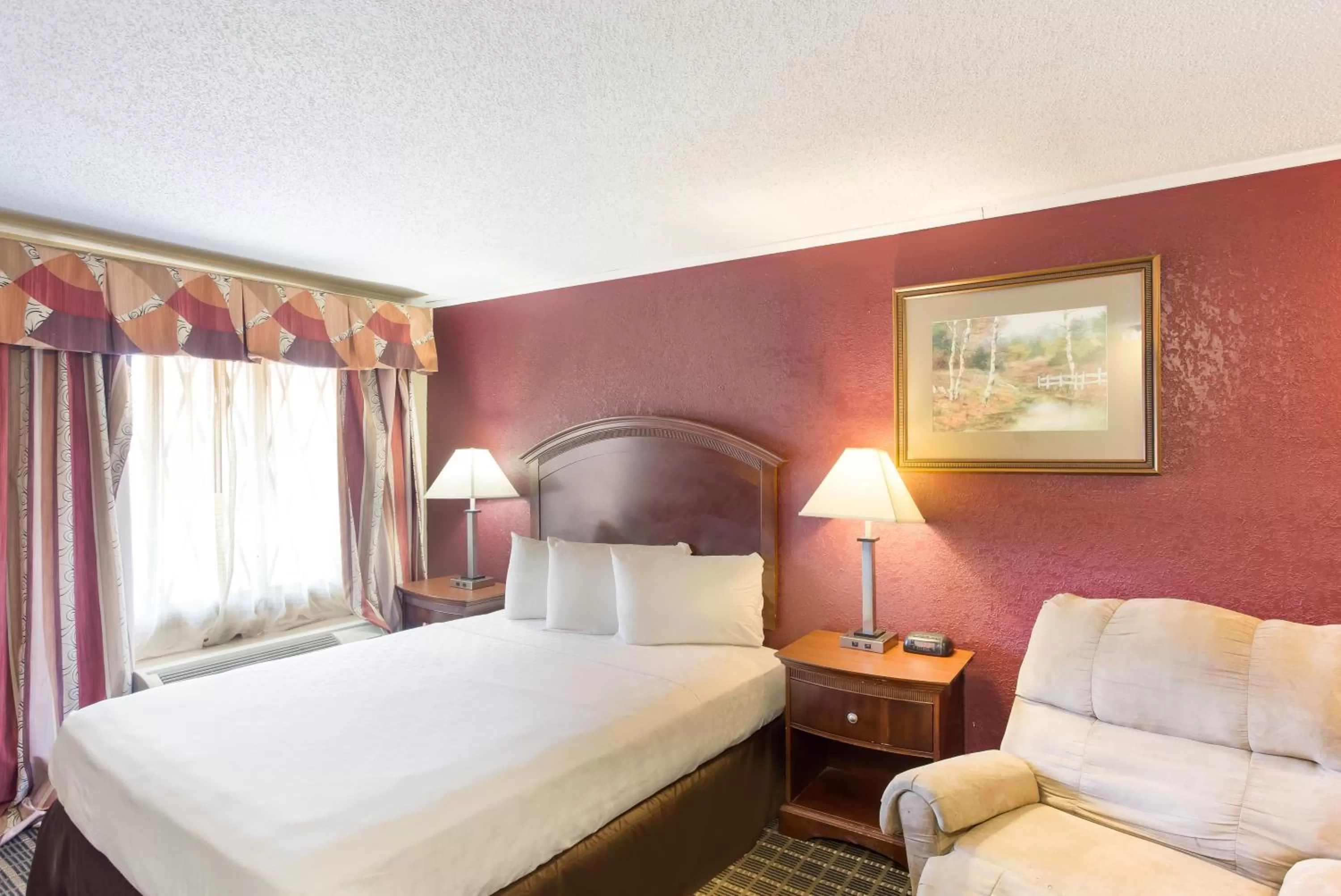 Queen Bed Kitchenette - Smoking in Knights Inn Ashland