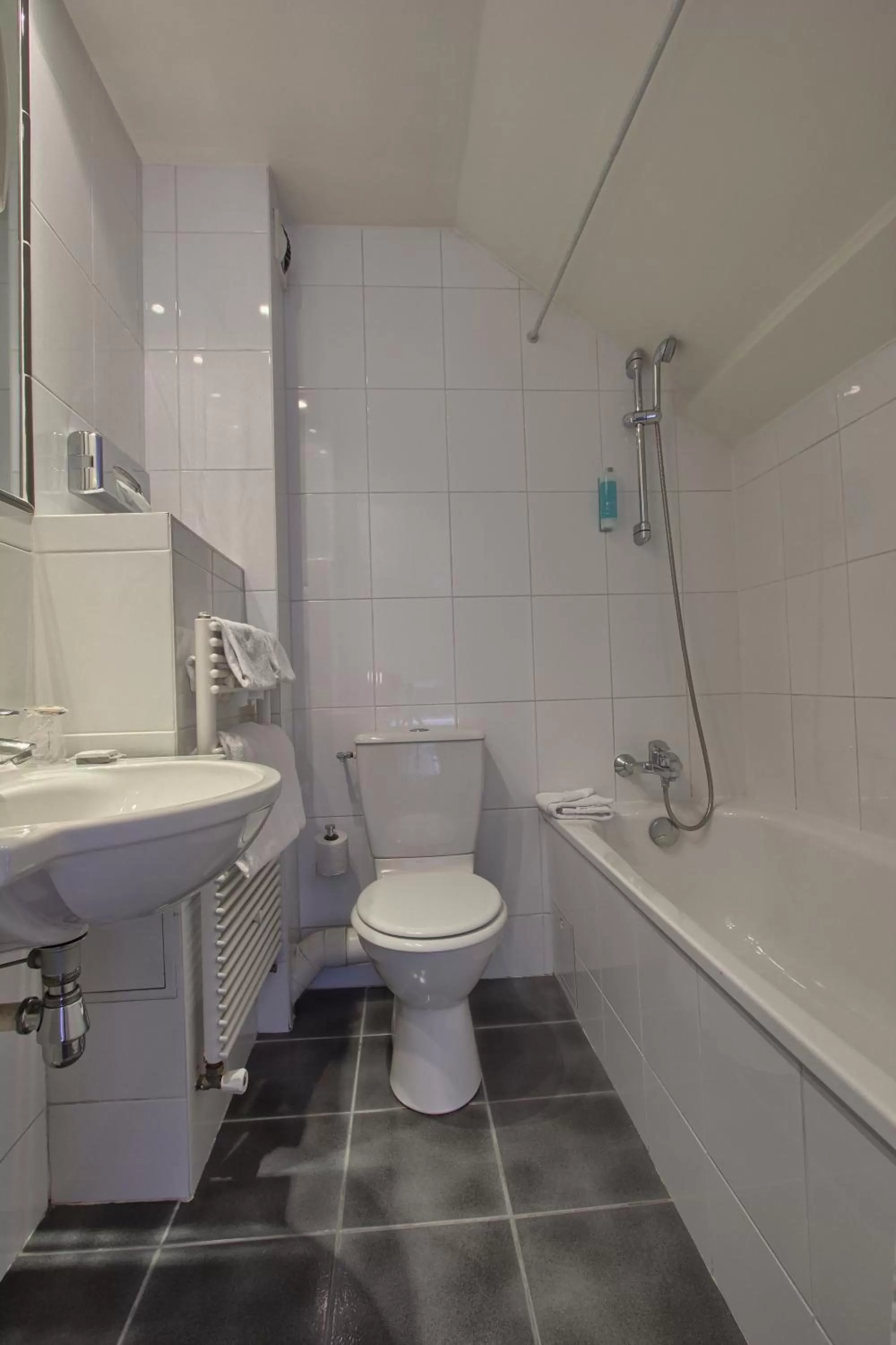 Bathroom in Timhotel Paris Gare de Lyon