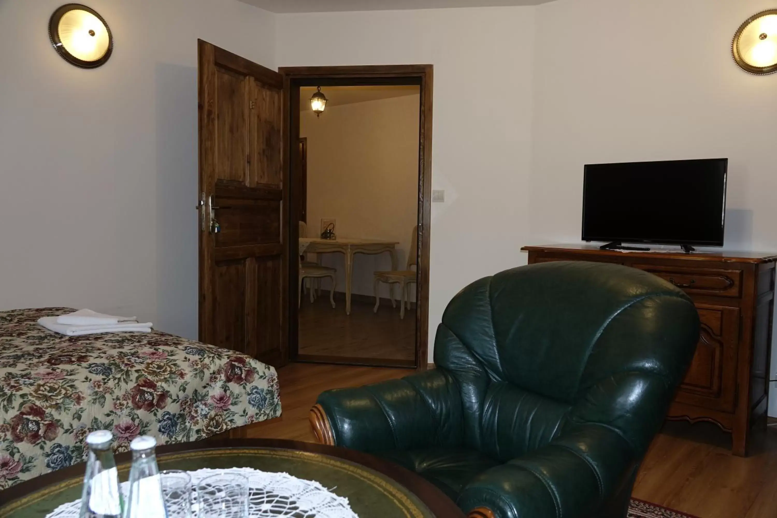 Triple Room in Gościniec Dworski w Ropie - Pokoje gościnne Triple Room in Gościniec Dworski w Ropie - Pokoje gościnne