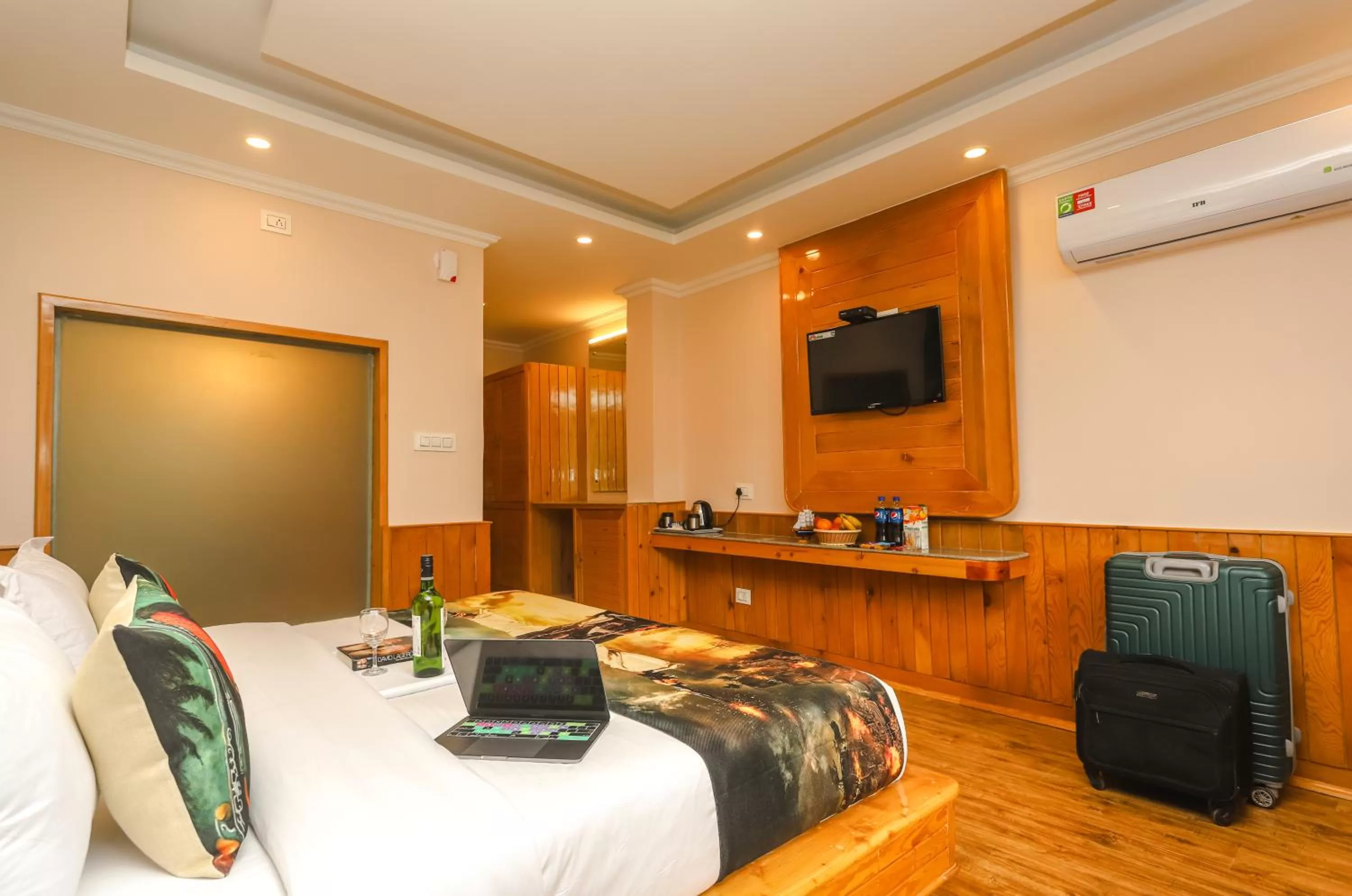 TV and multimedia in Hotel Smugglers Mountain View - central heated & air Cooled