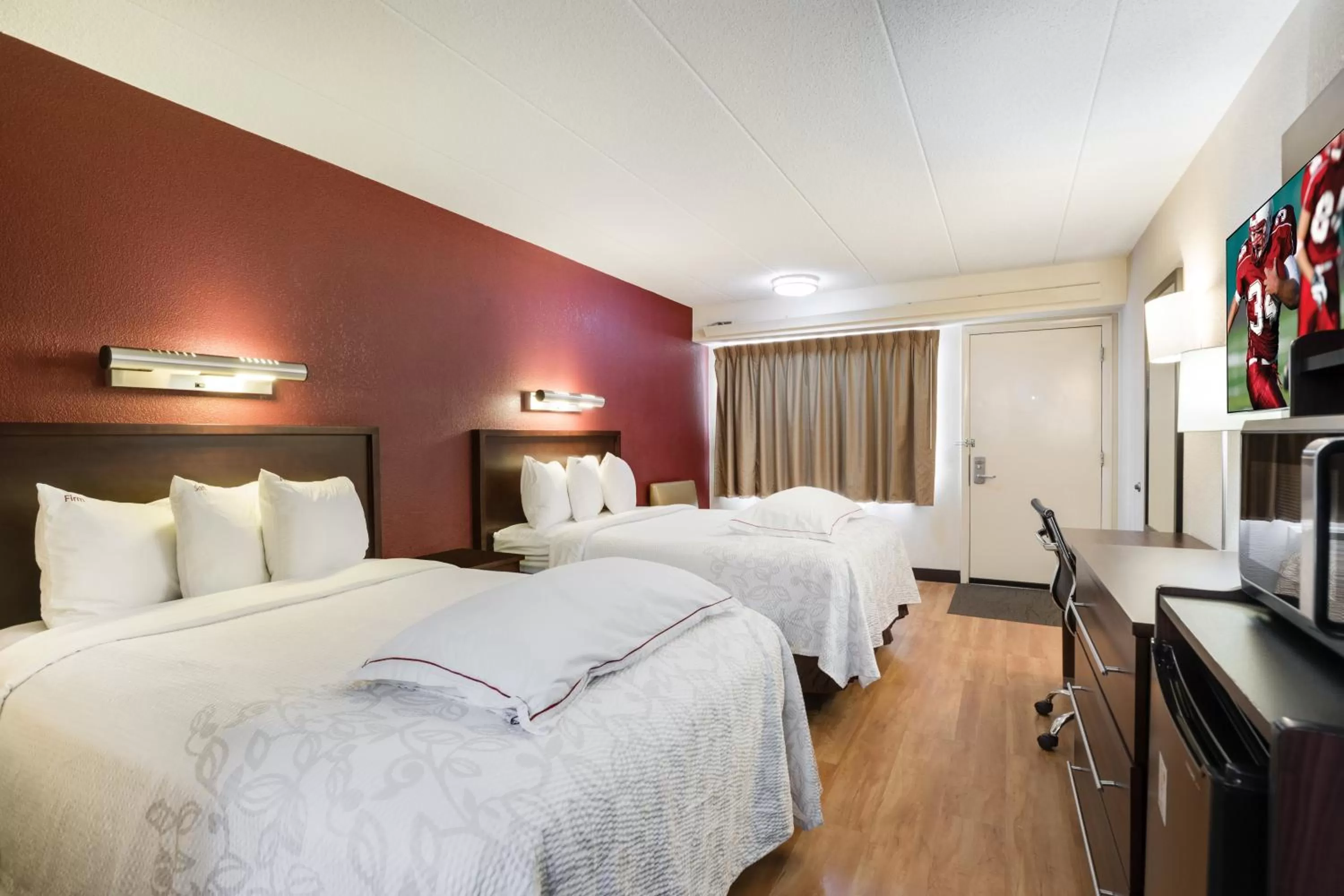 Photo of the whole room, Bed in Red Roof Inn PLUS+ Chicago - Northbrook/Deerfield