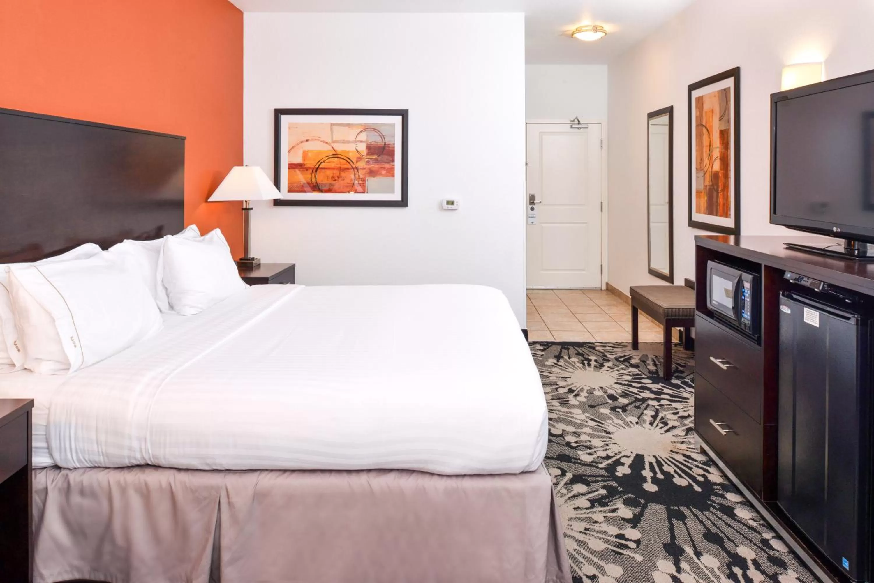 Photo of the whole room, Bed in Holiday Inn Express & Suites Greenfield by IHG