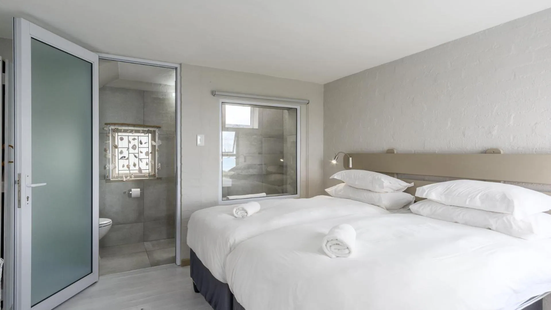 Bathroom, Bed in Blue Bay Lodge