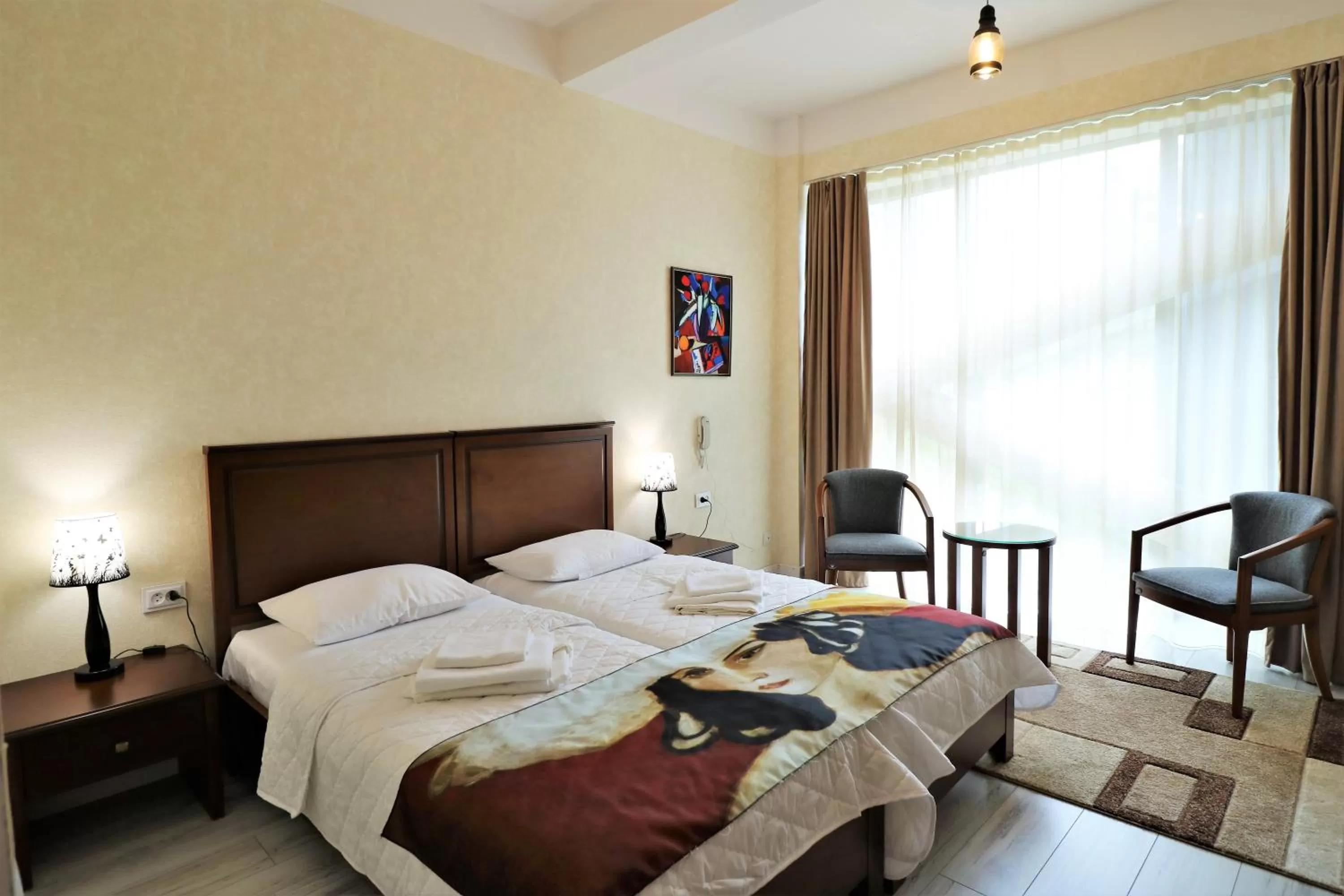 Photo of the whole room, Bed in Hotel Liberty Theatre