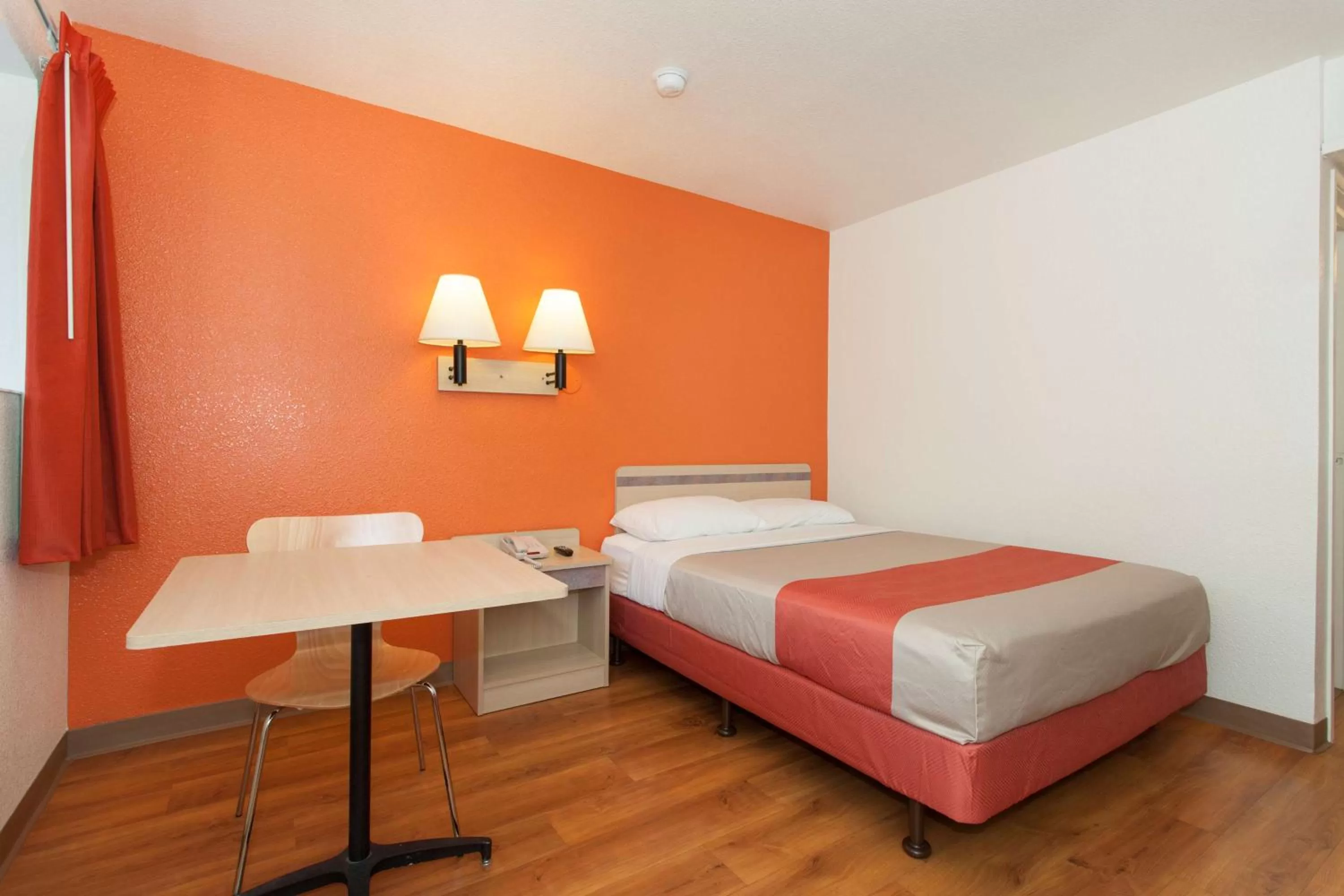 Seating area, Room Photo in Motel 6 Davis-Near UC Davis