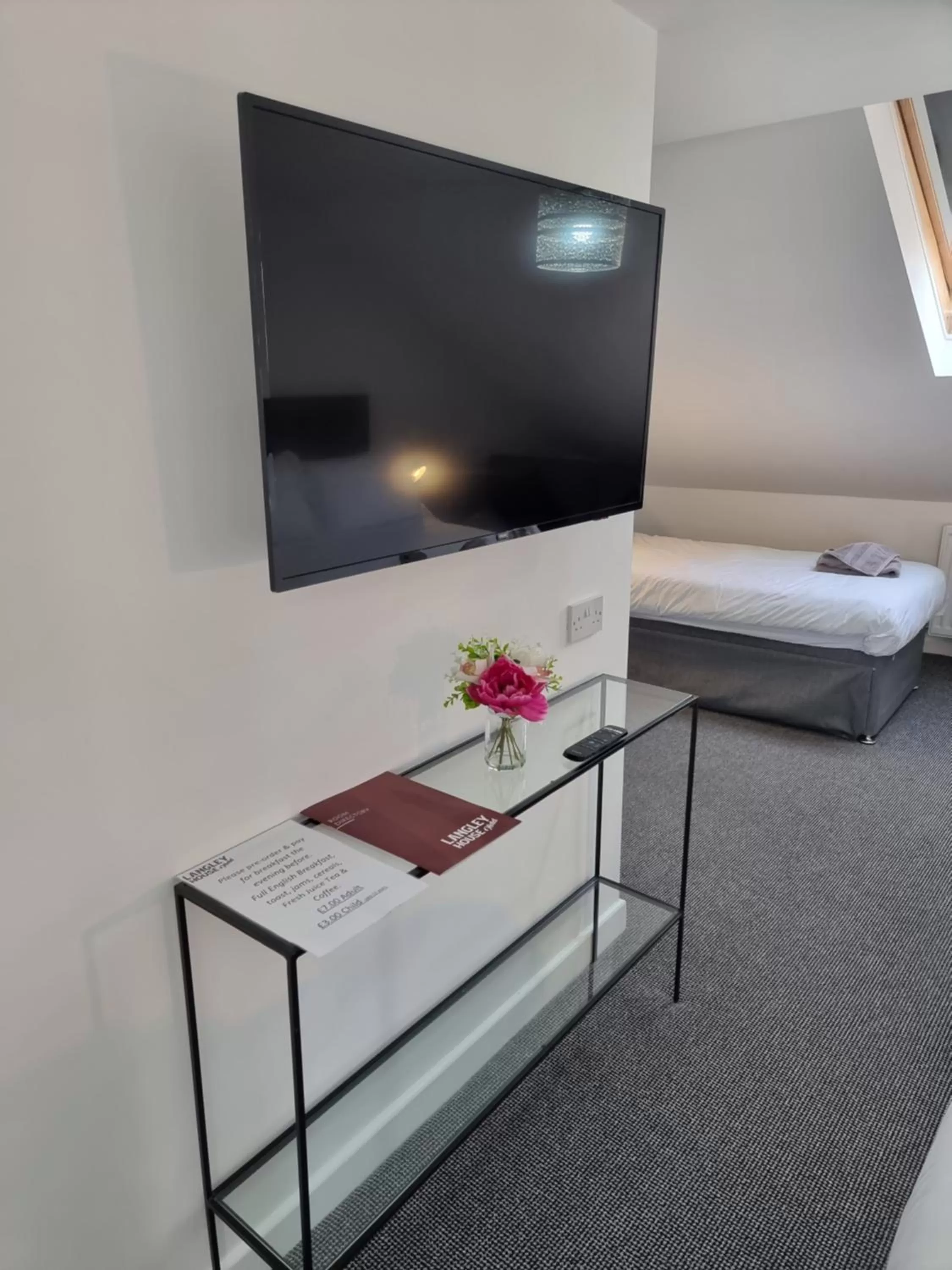 TV and multimedia, TV/Entertainment Center in Langley House Hotel