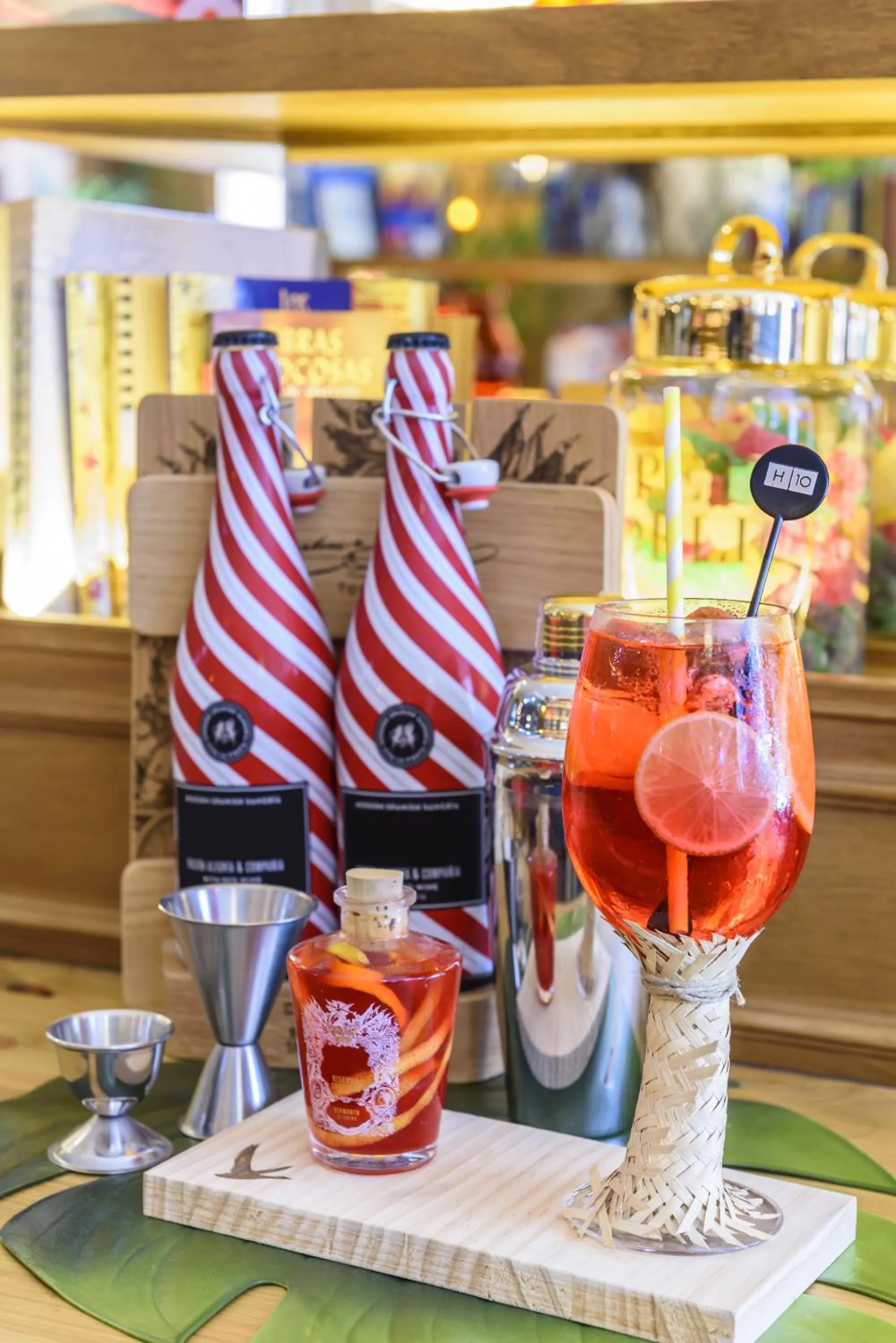 Lounge or bar in Boutique Hotel H10 Villa de la Reina