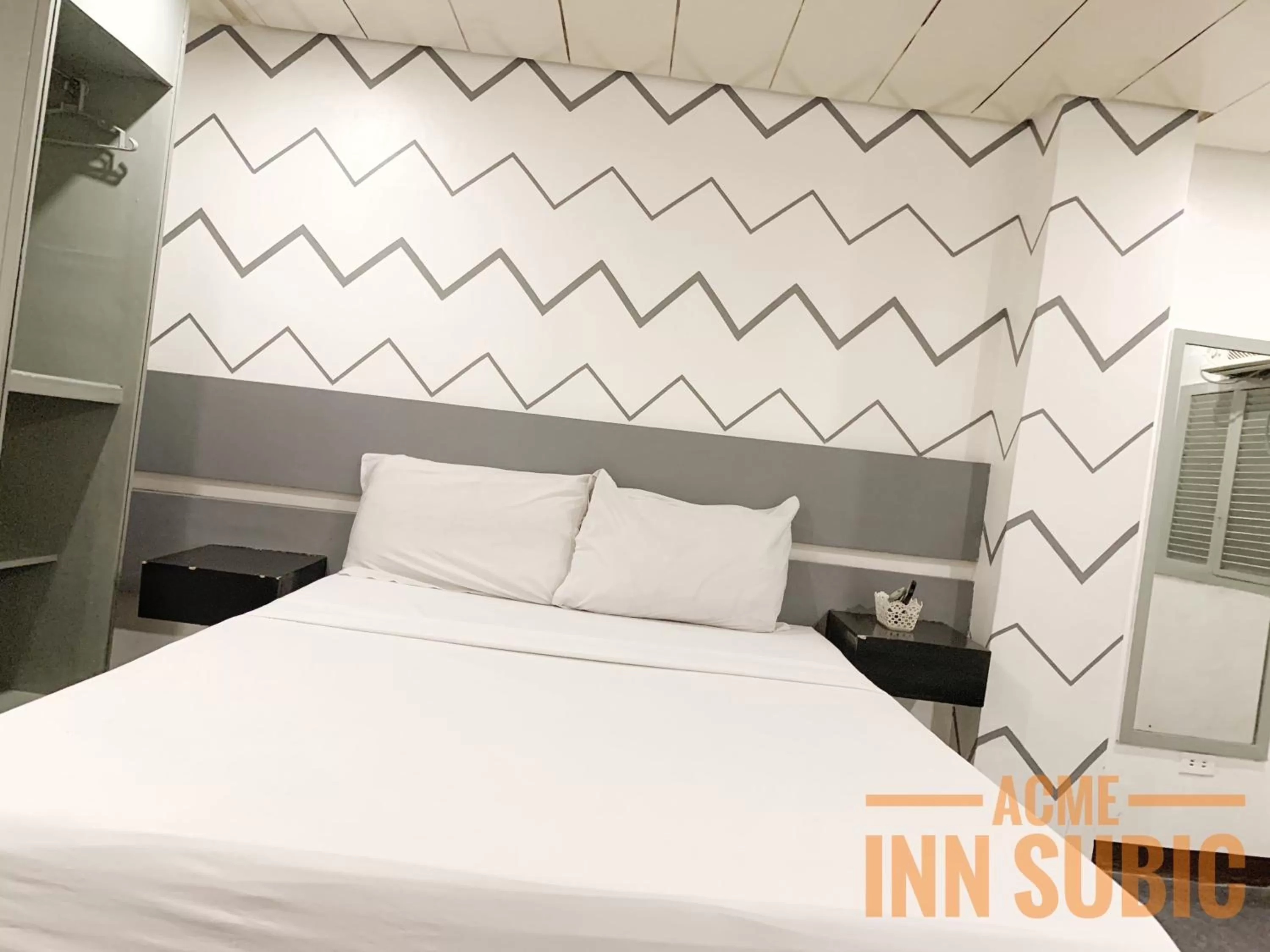 Bed in ACME Inn Subic