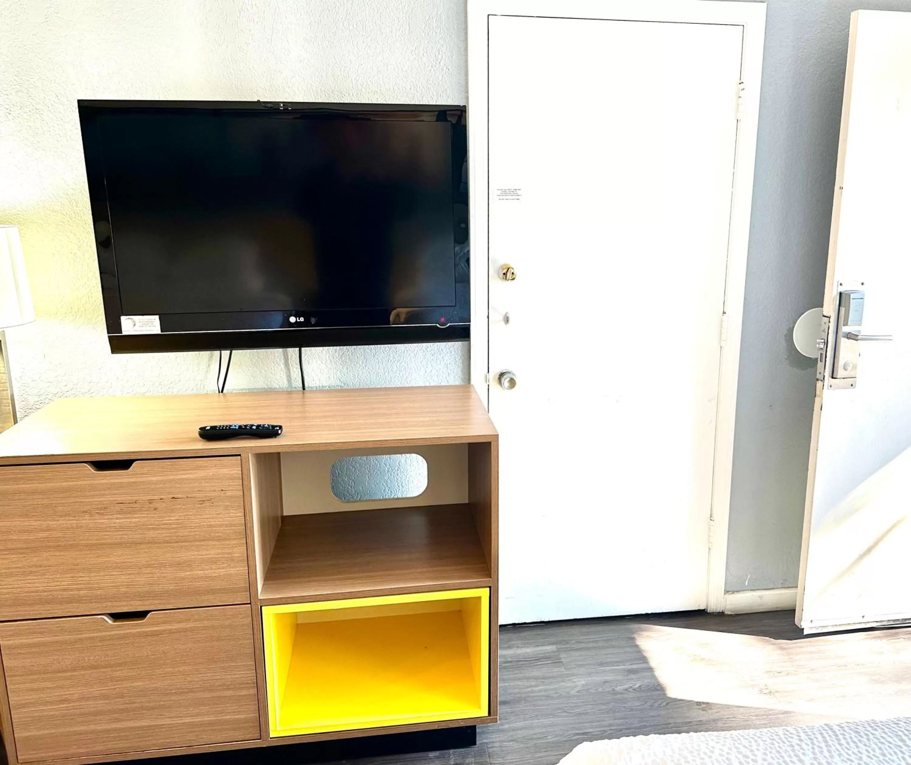 TV and multimedia in Days Inn by Wyndham Pensacola - Historic Downtown