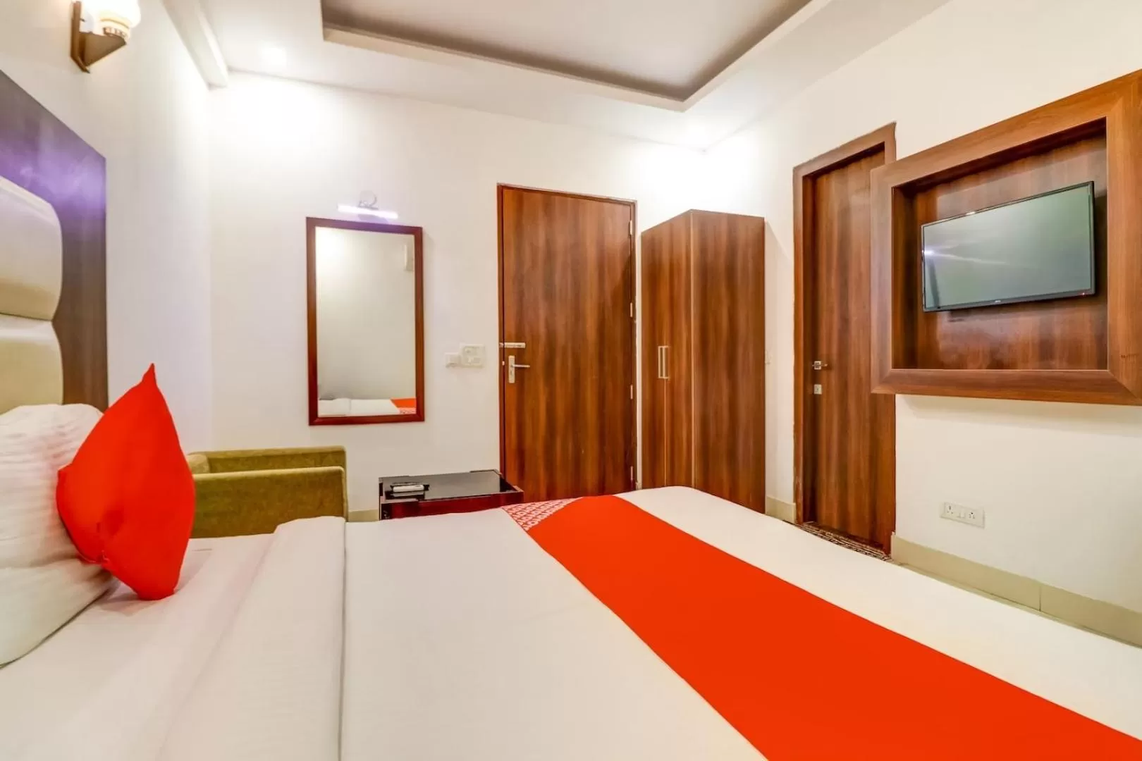 TV and multimedia, TV/Entertainment Center in Hotel Airport View